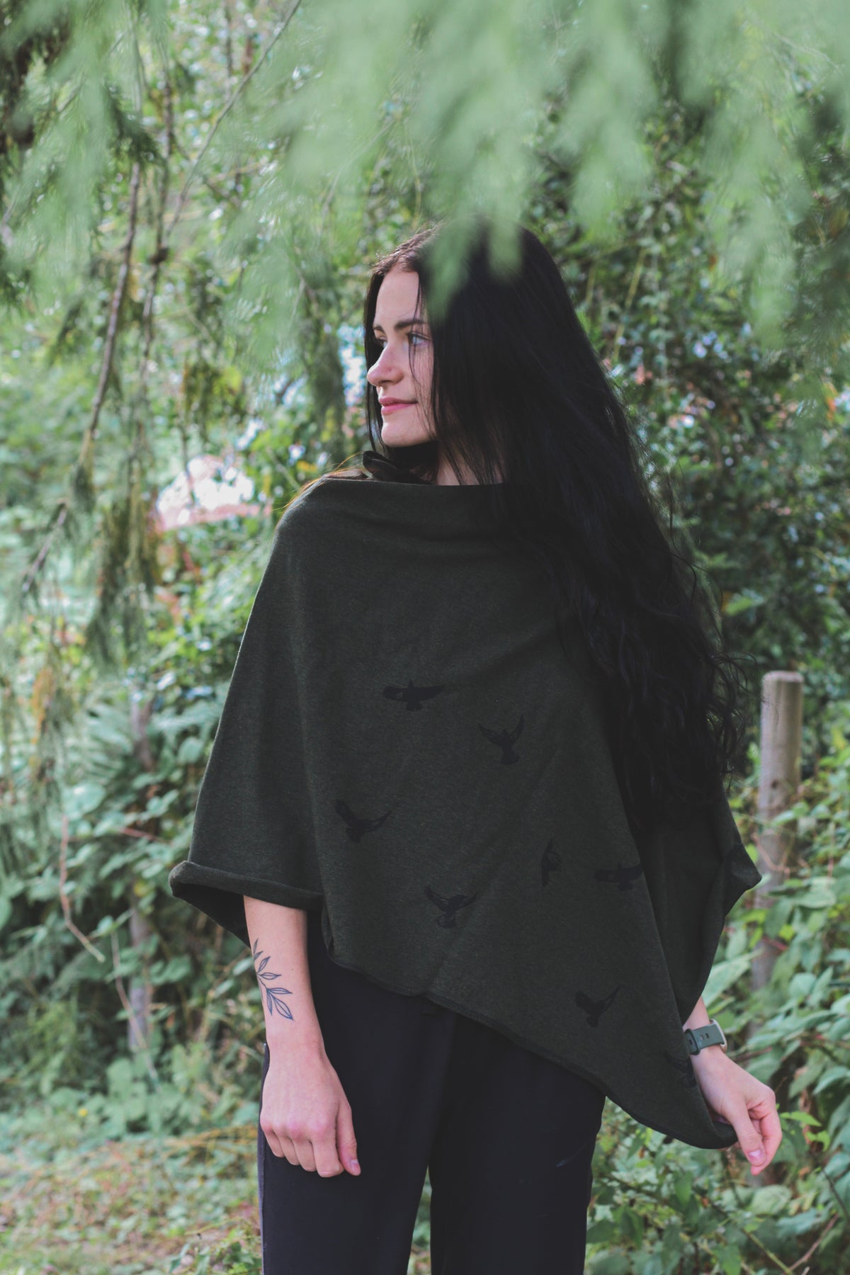 Poncho vert forêt à motif d'oiseaux
