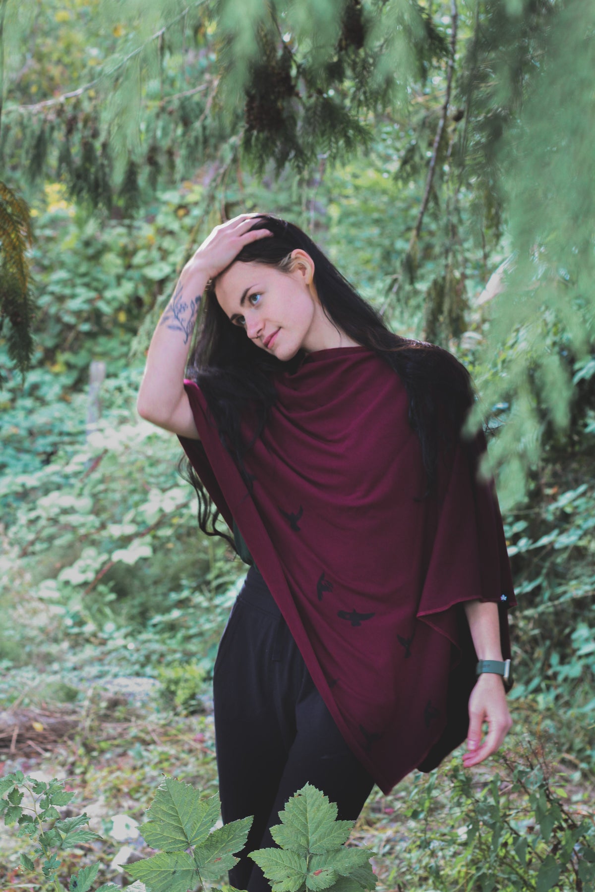 Poncho bordeaux à motif d'oiseaux