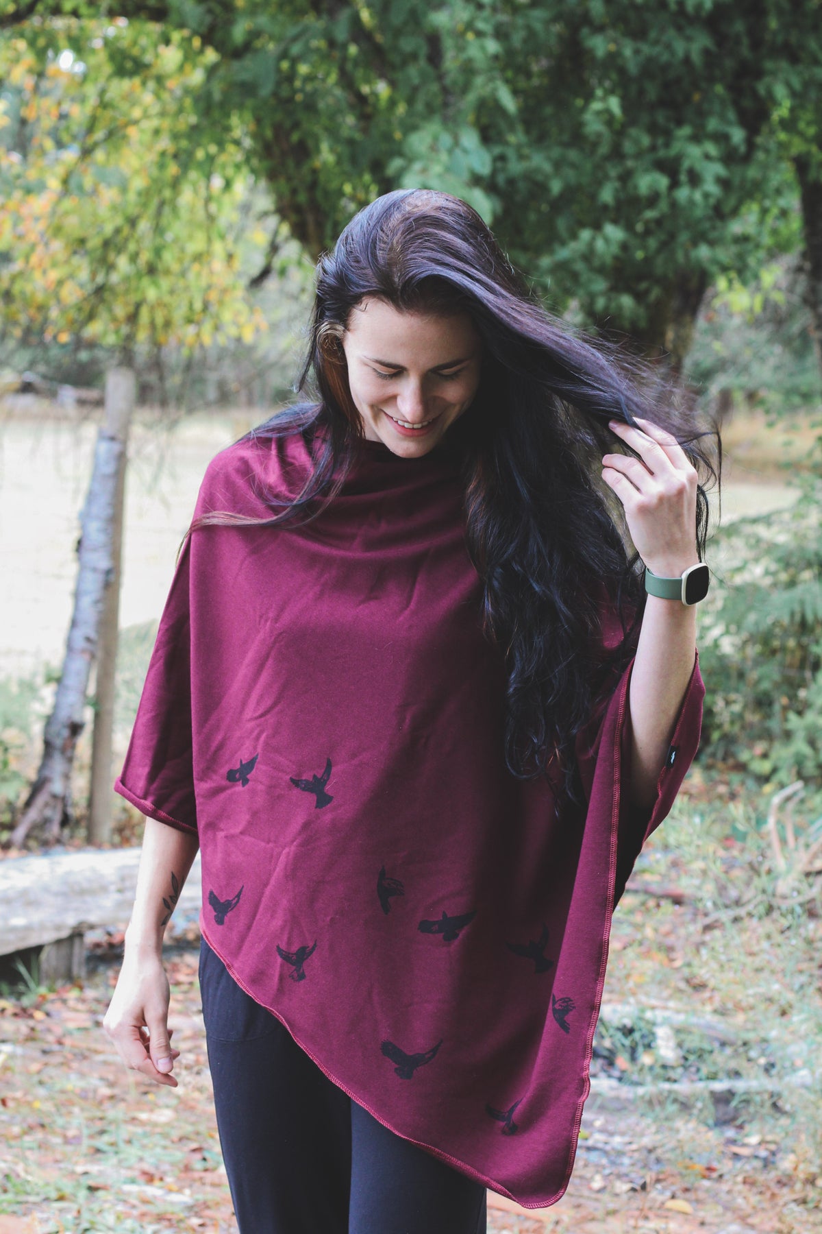 Poncho bordeaux à motif d'oiseaux