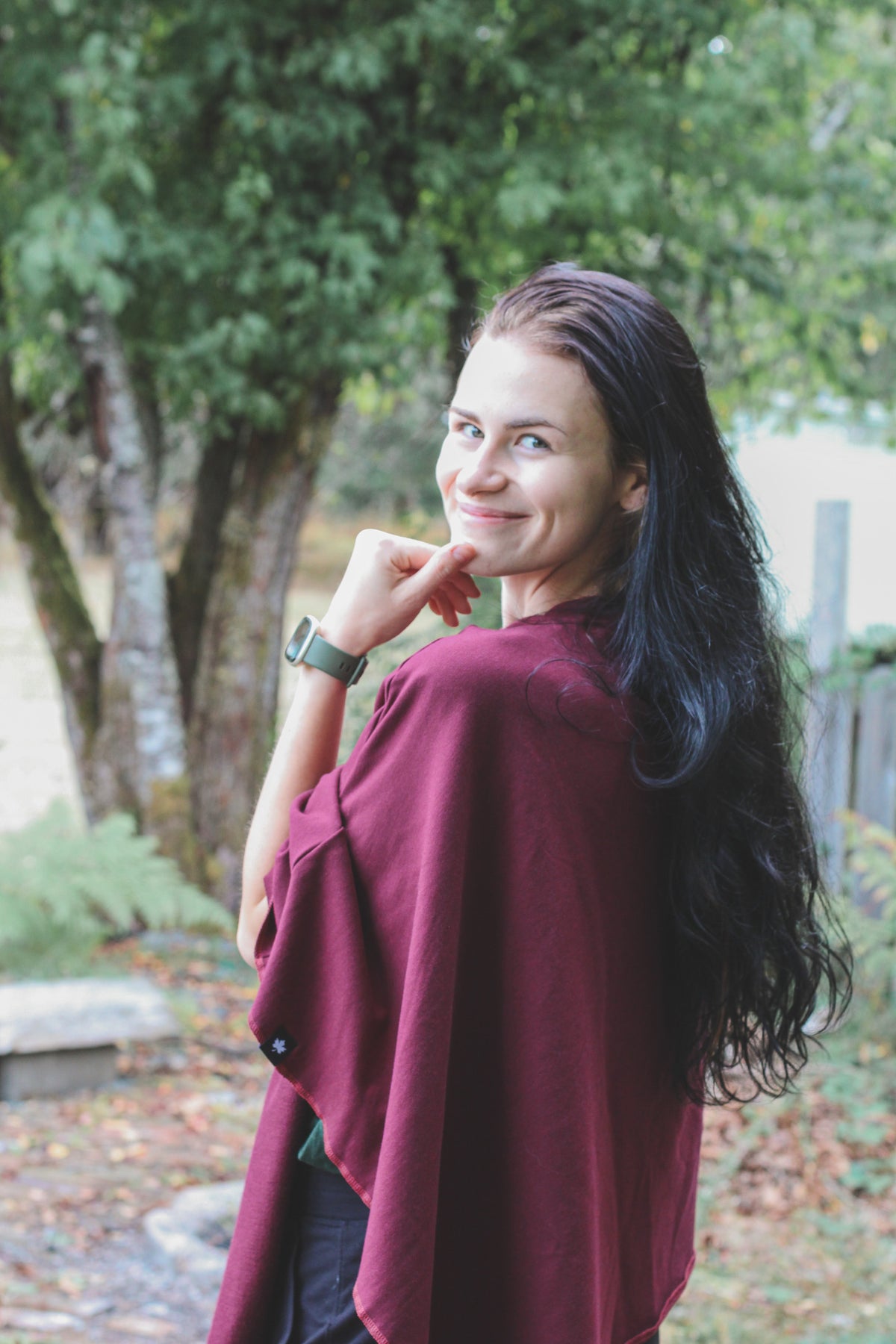 Poncho bordeaux à motif d'oiseaux