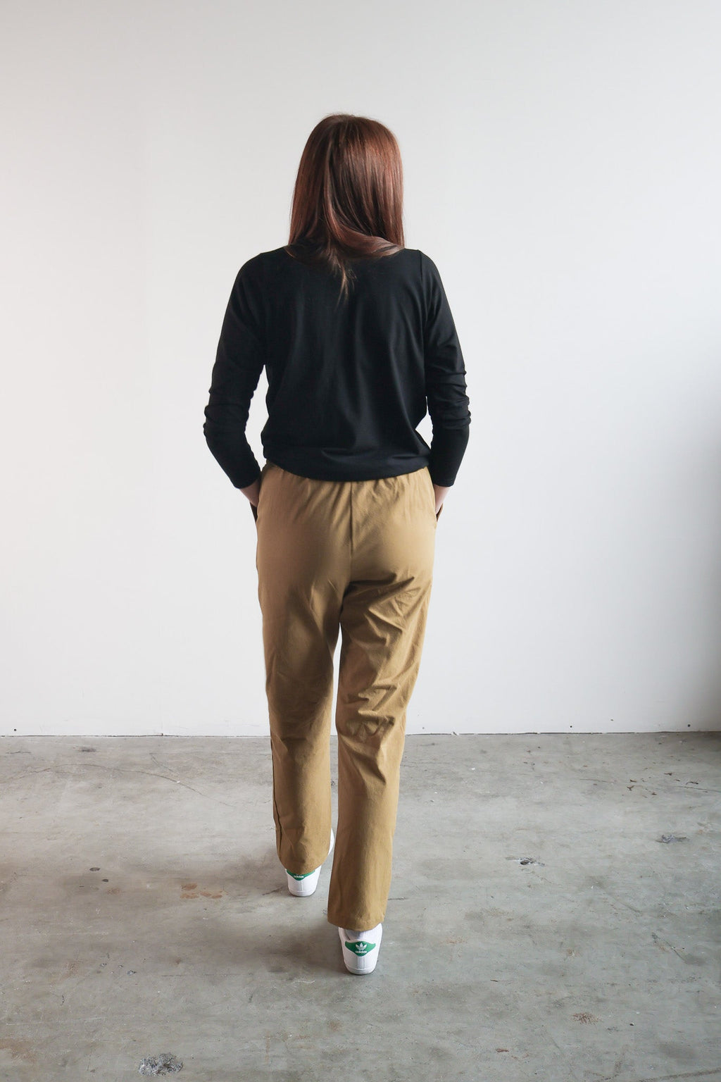 Le pantalon décontracté en coton biologique couleur miel