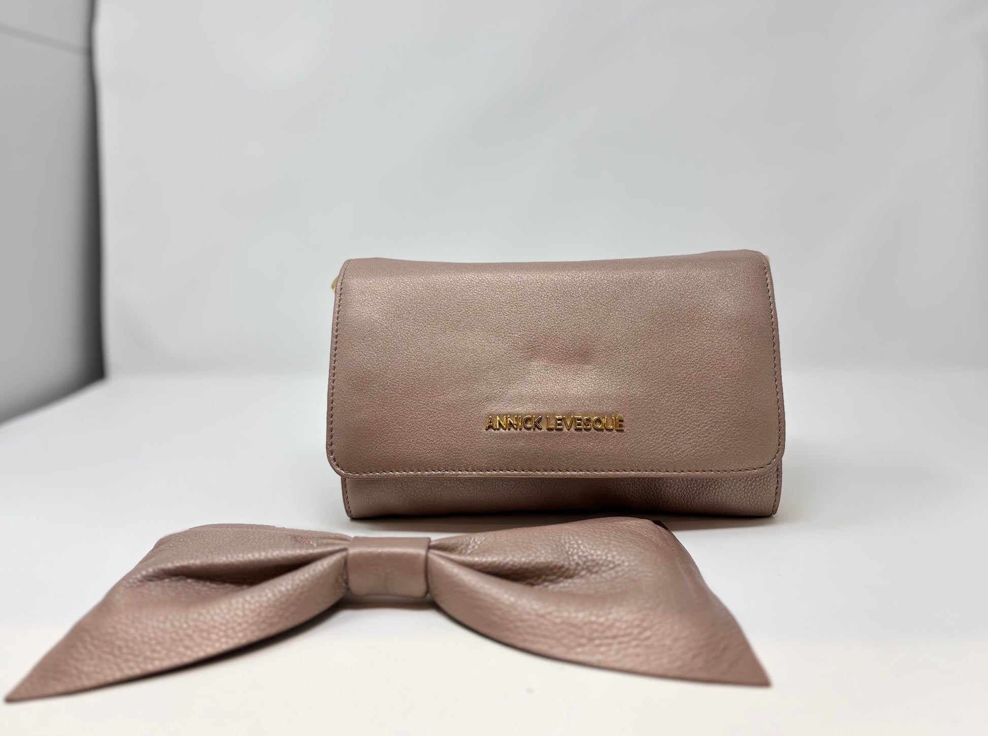 Sac à main en cuir véritable avec noeud papillon Scarlett, Platine