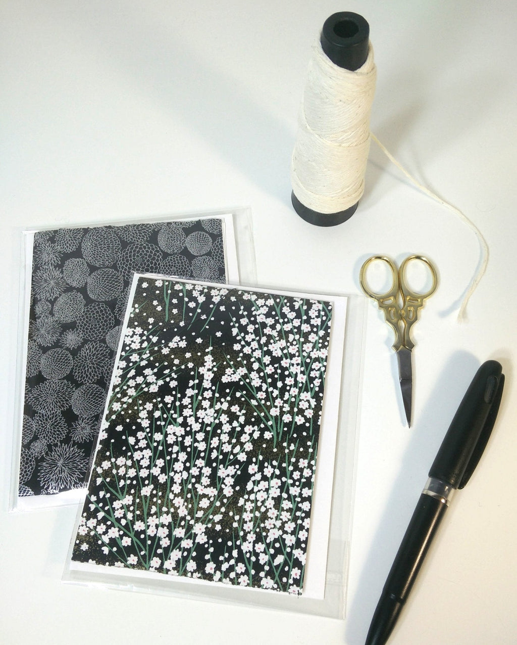 Carte vierge en coton chiyogami cousue main | Marguerites noires