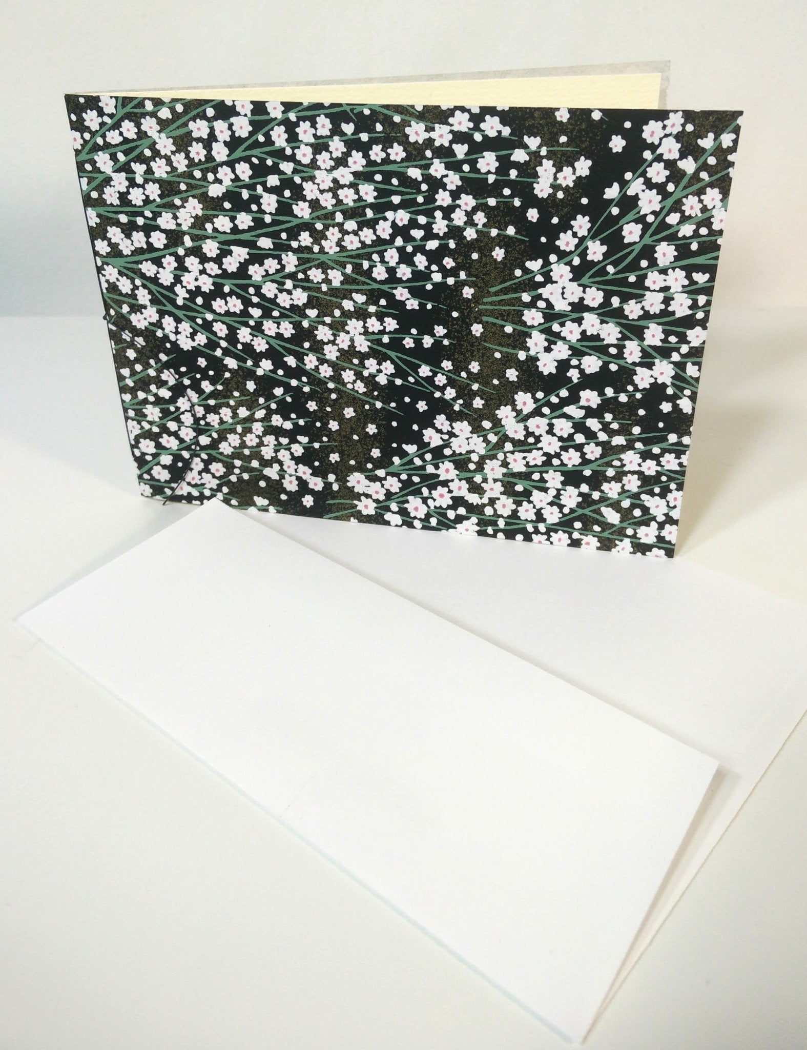Carte vierge en coton chiyogami cousue main | Marguerites noires