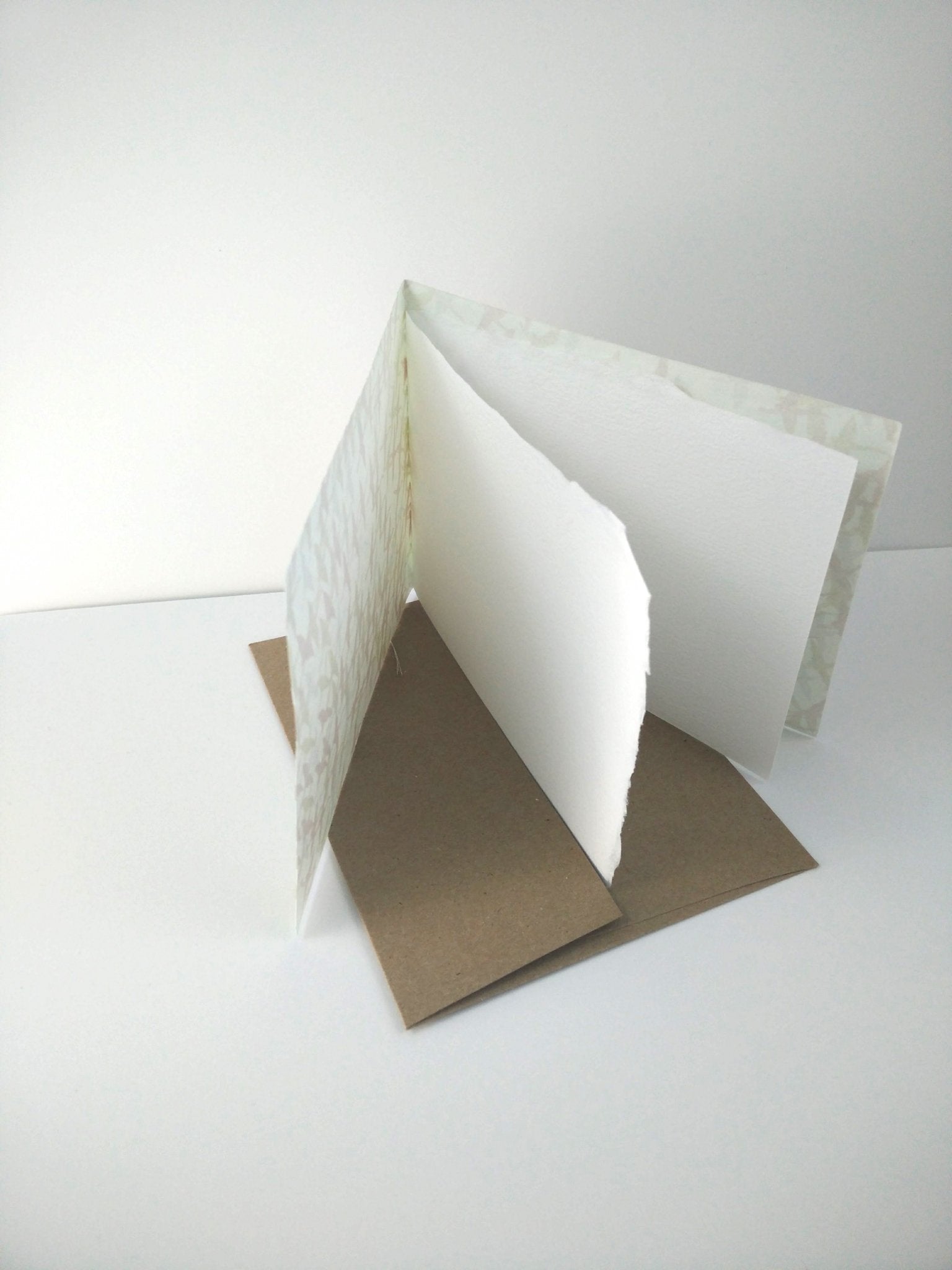 Carte vierge en coton chiyogami cousue main | Marguerites noires