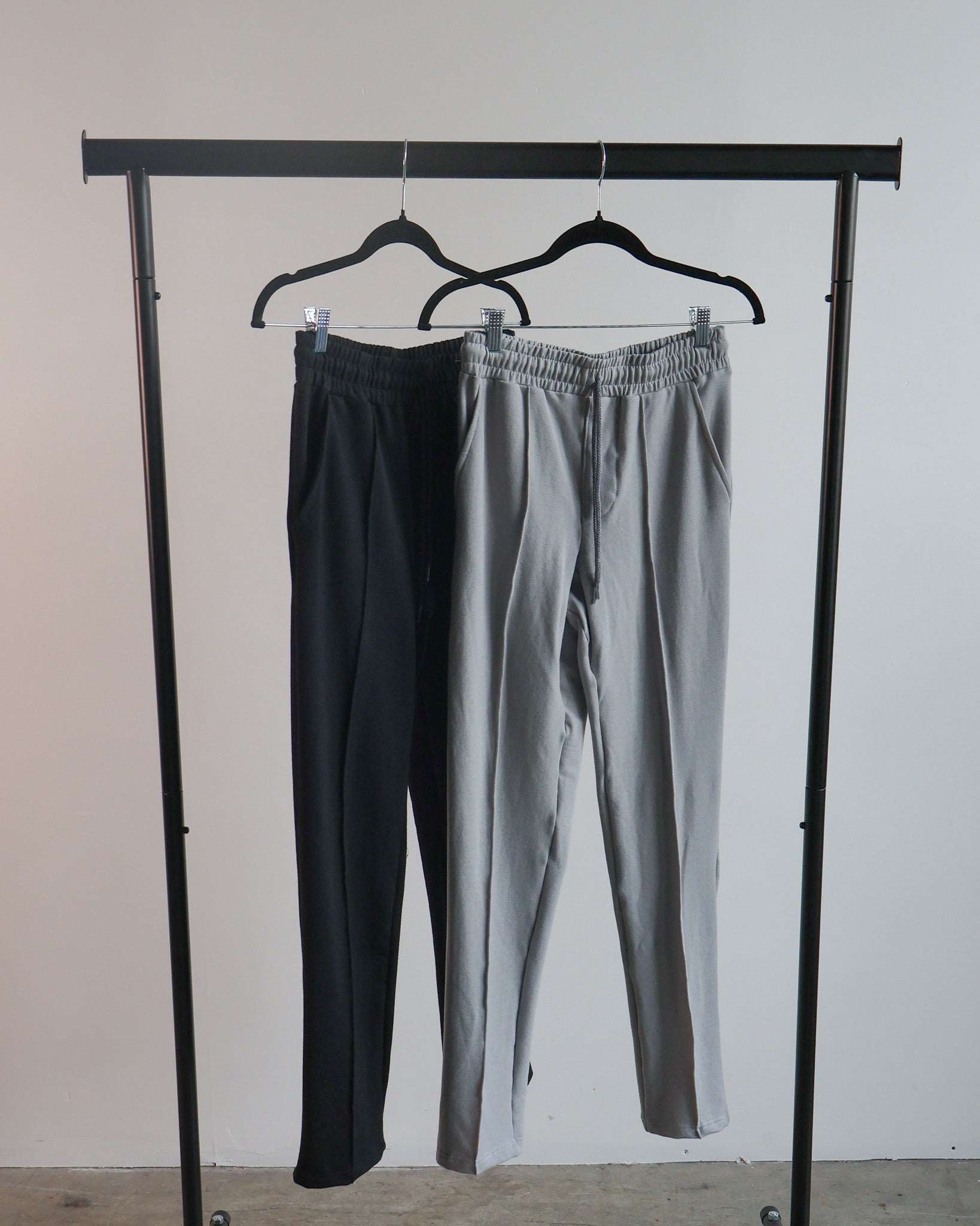 Le pantalon de survêtement sur mesure en gris 