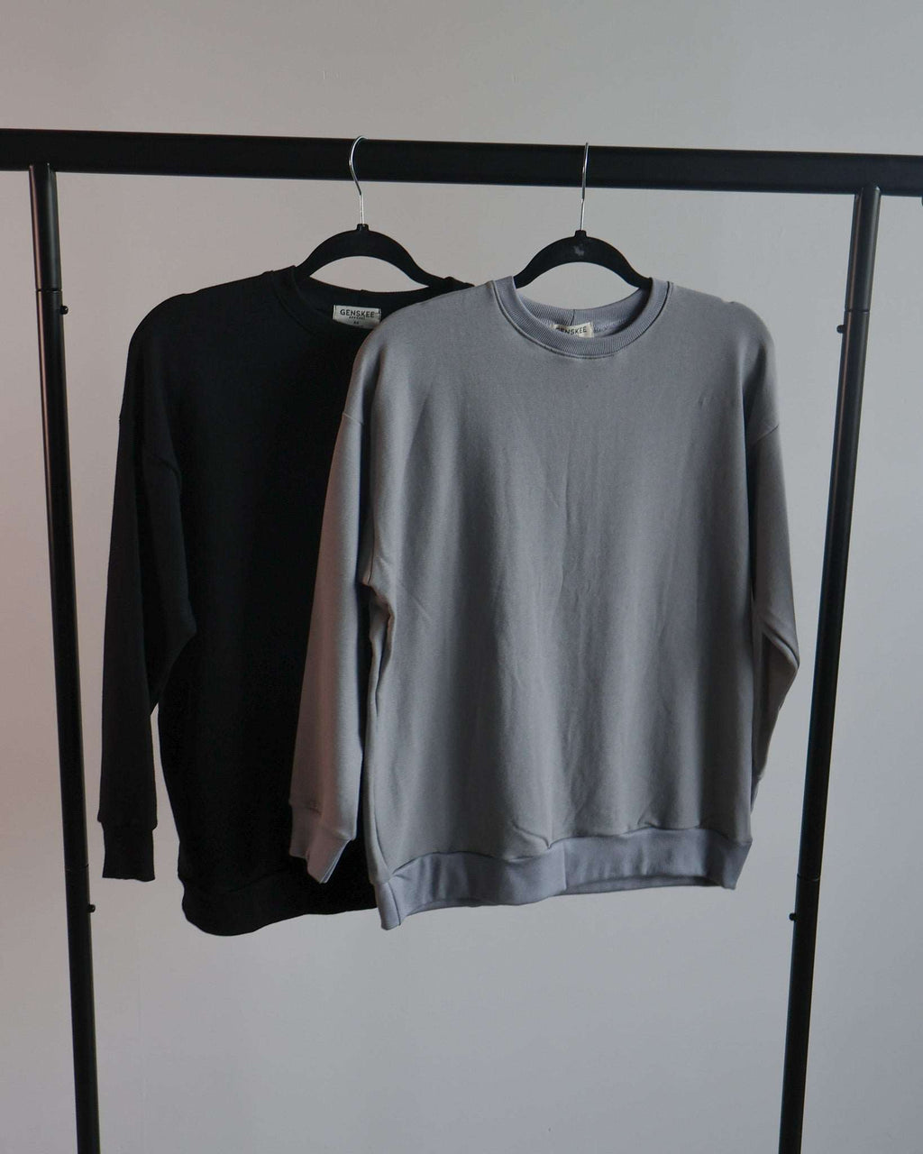 Le sweat-shirt basique en gris