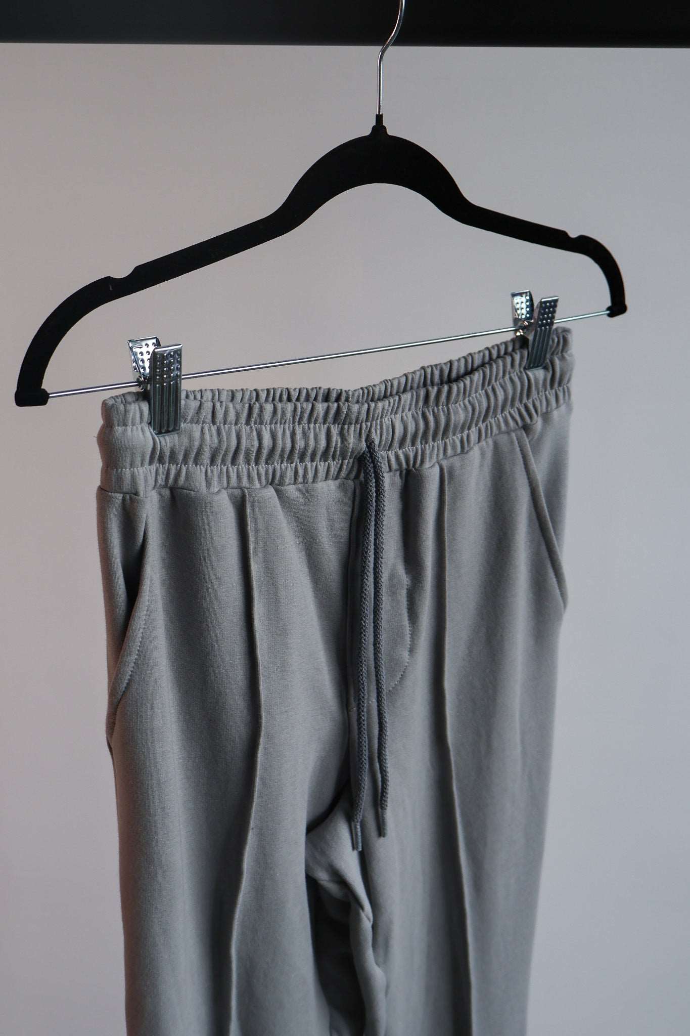 Le pantalon de survêtement sur mesure en gris 