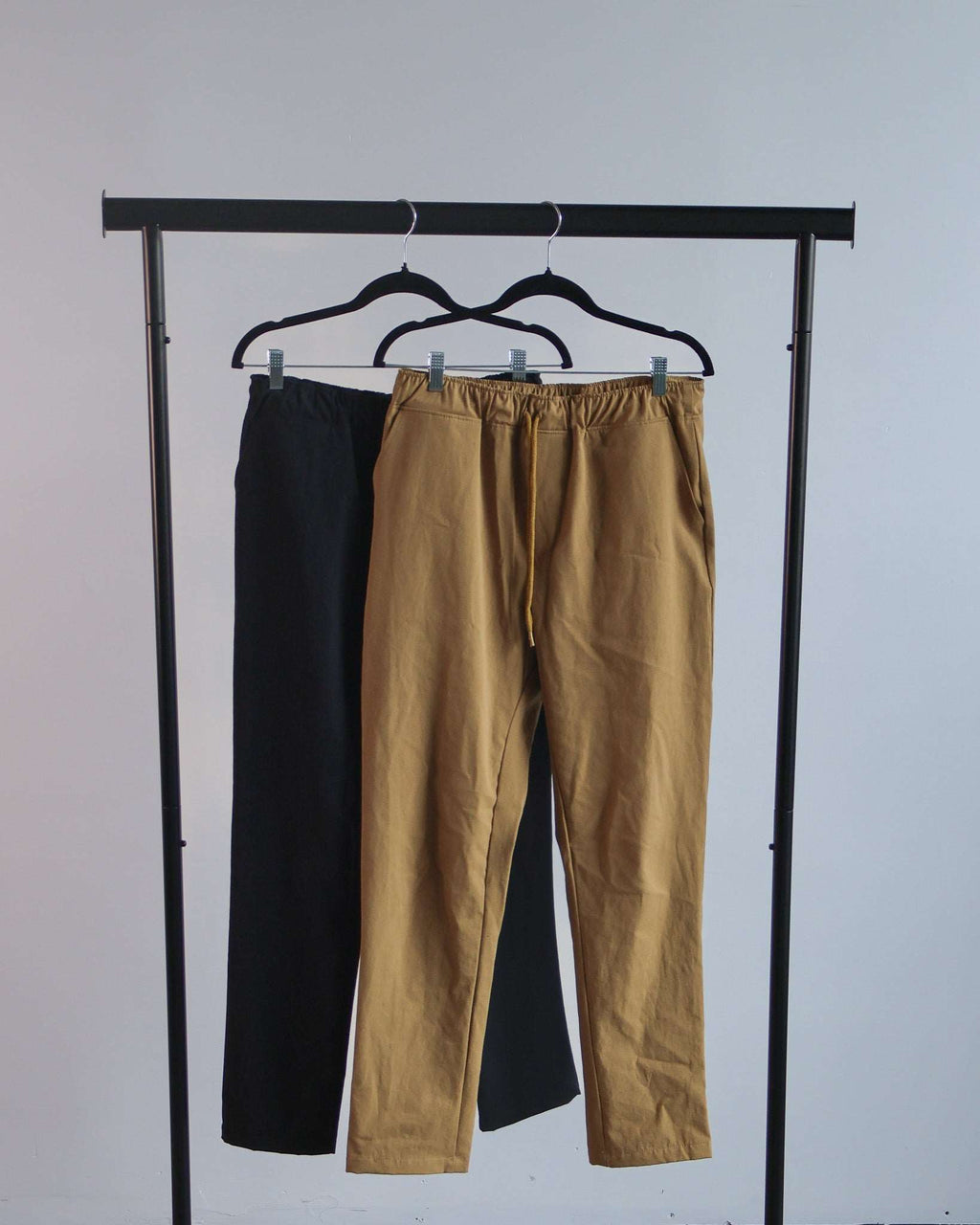 Le pantalon décontracté en coton biologique couleur miel