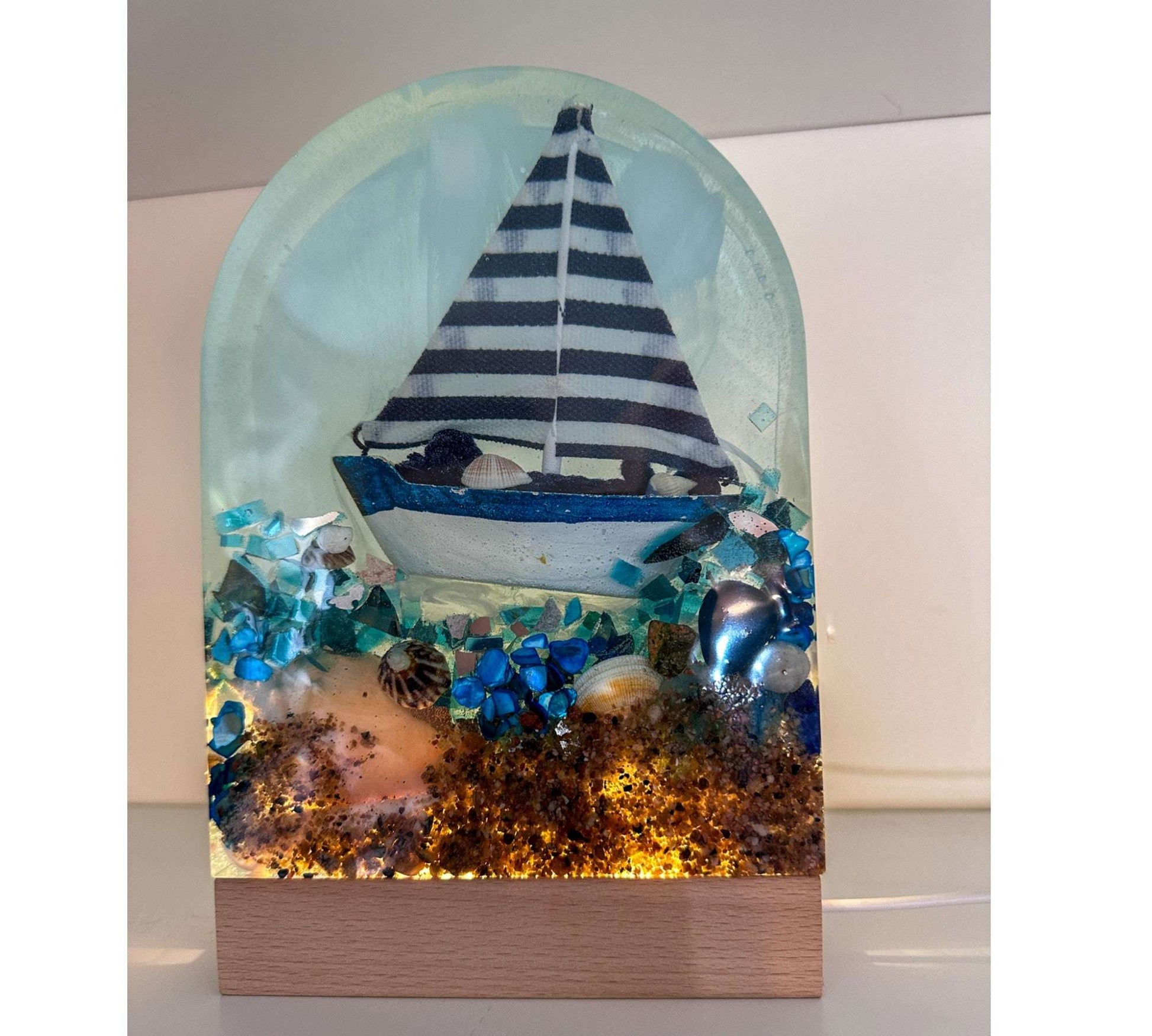 Sculpture de voilier en résine faite à la main – Une scène océanique paisible illuminée