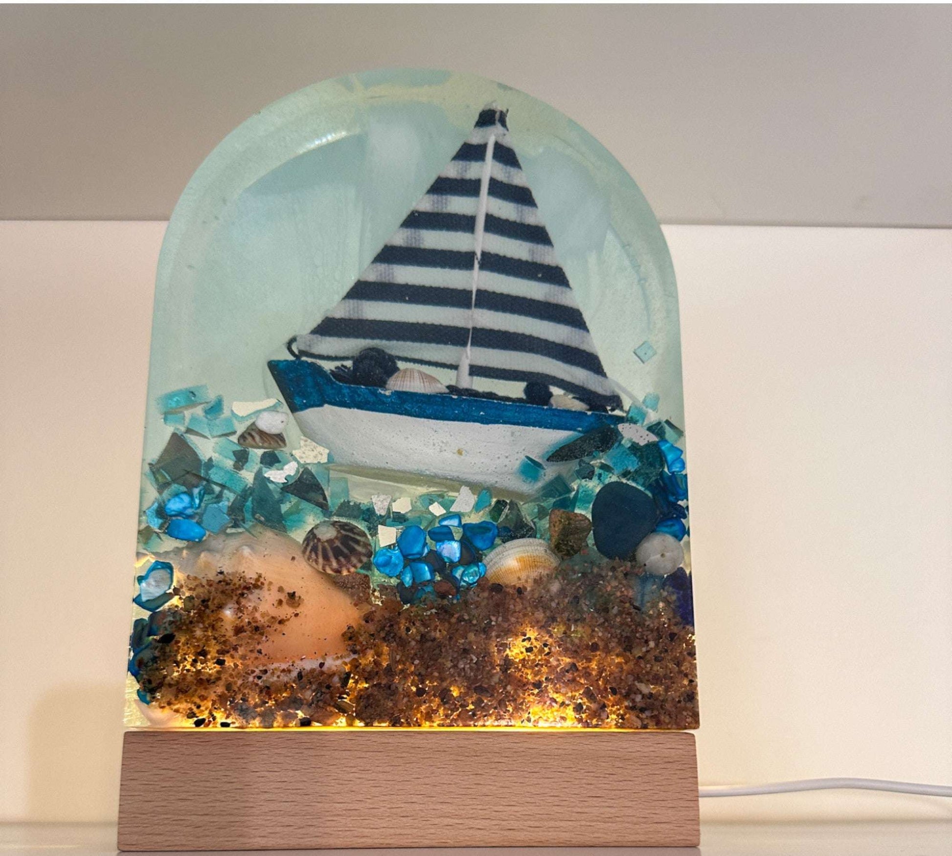 Sculpture de voilier en résine faite à la main – Une scène océanique paisible illuminée