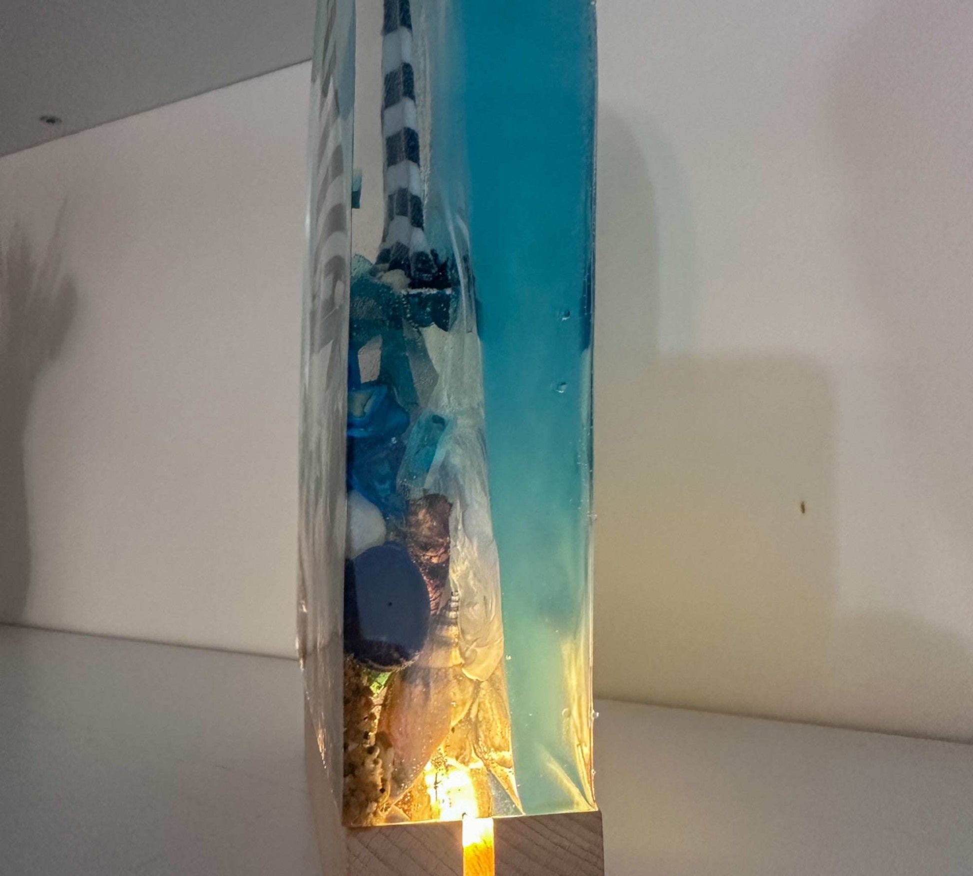 Sculpture de voilier en résine faite à la main – Une scène océanique paisible illuminée