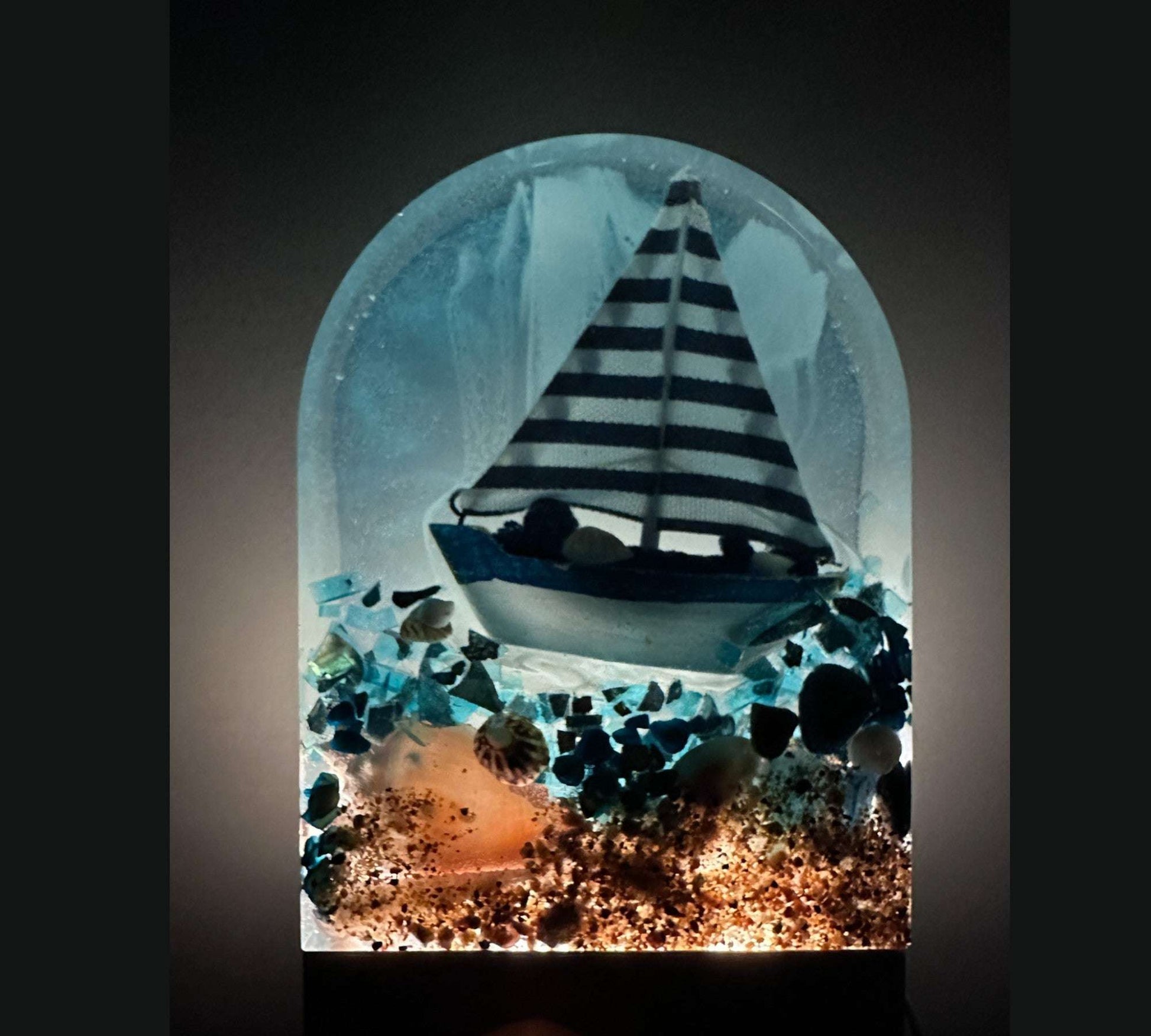 Sculpture de voilier en résine faite à la main – Une scène océanique paisible illuminée