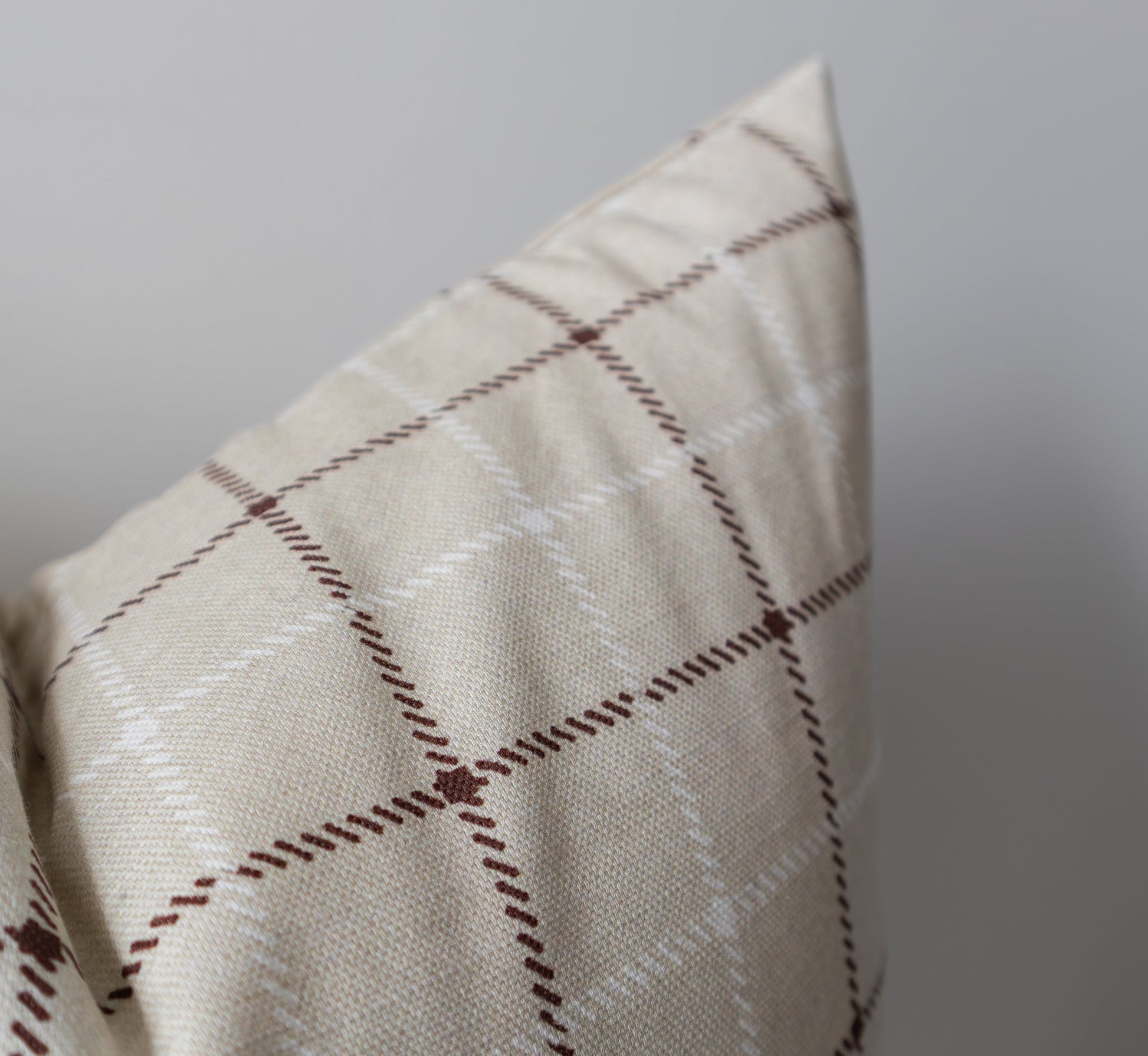 Niall | Housse de coussin géométrique neutre à empiècements 