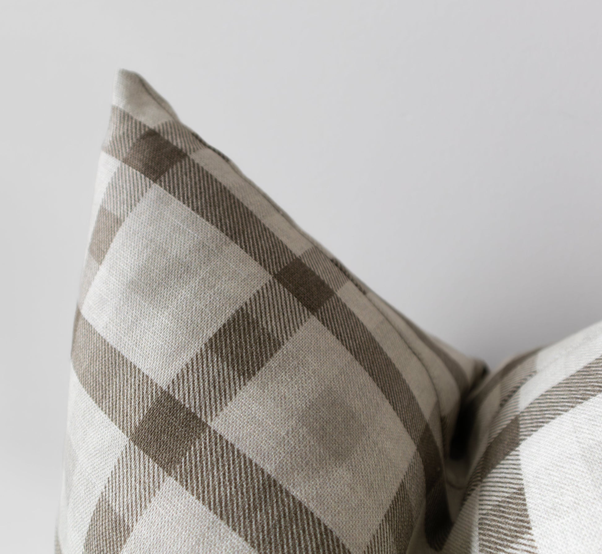 Quinton | Housse de coussin à carreaux neutres 