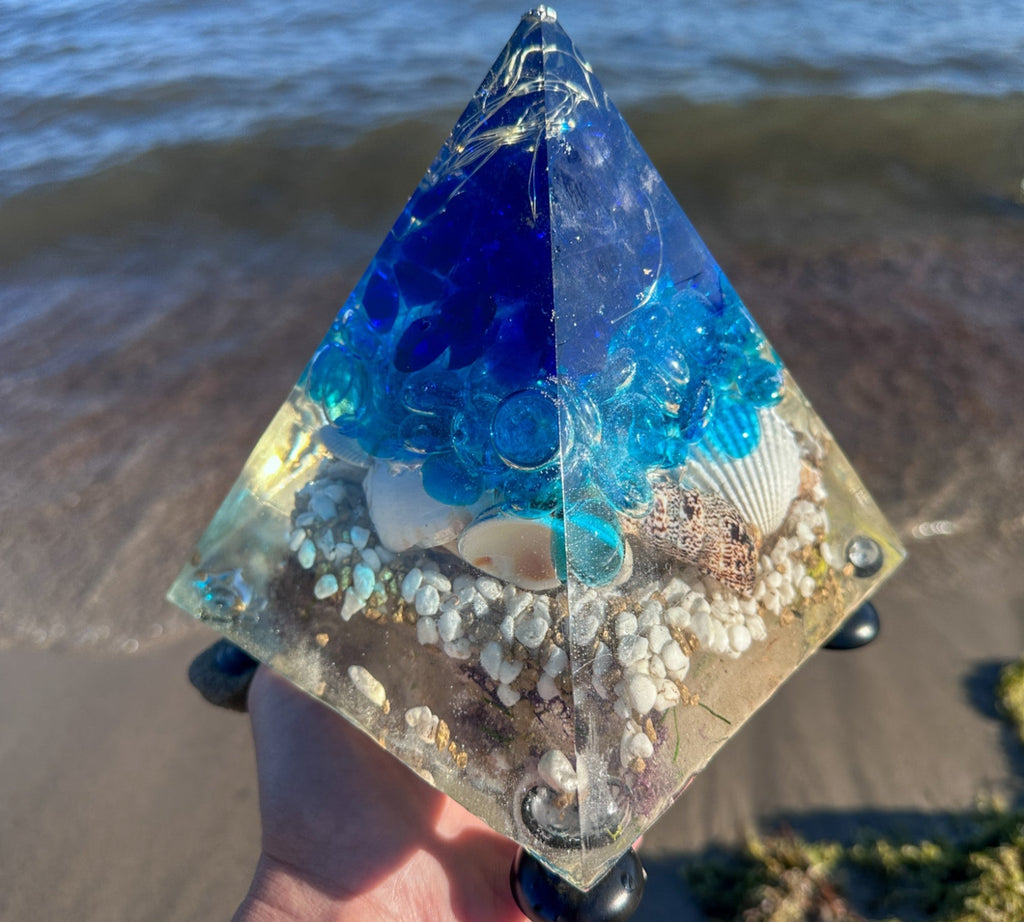Sérénité en bord de mer : pyramide en résine sur le thème de l'océan avec de vrais coquillages