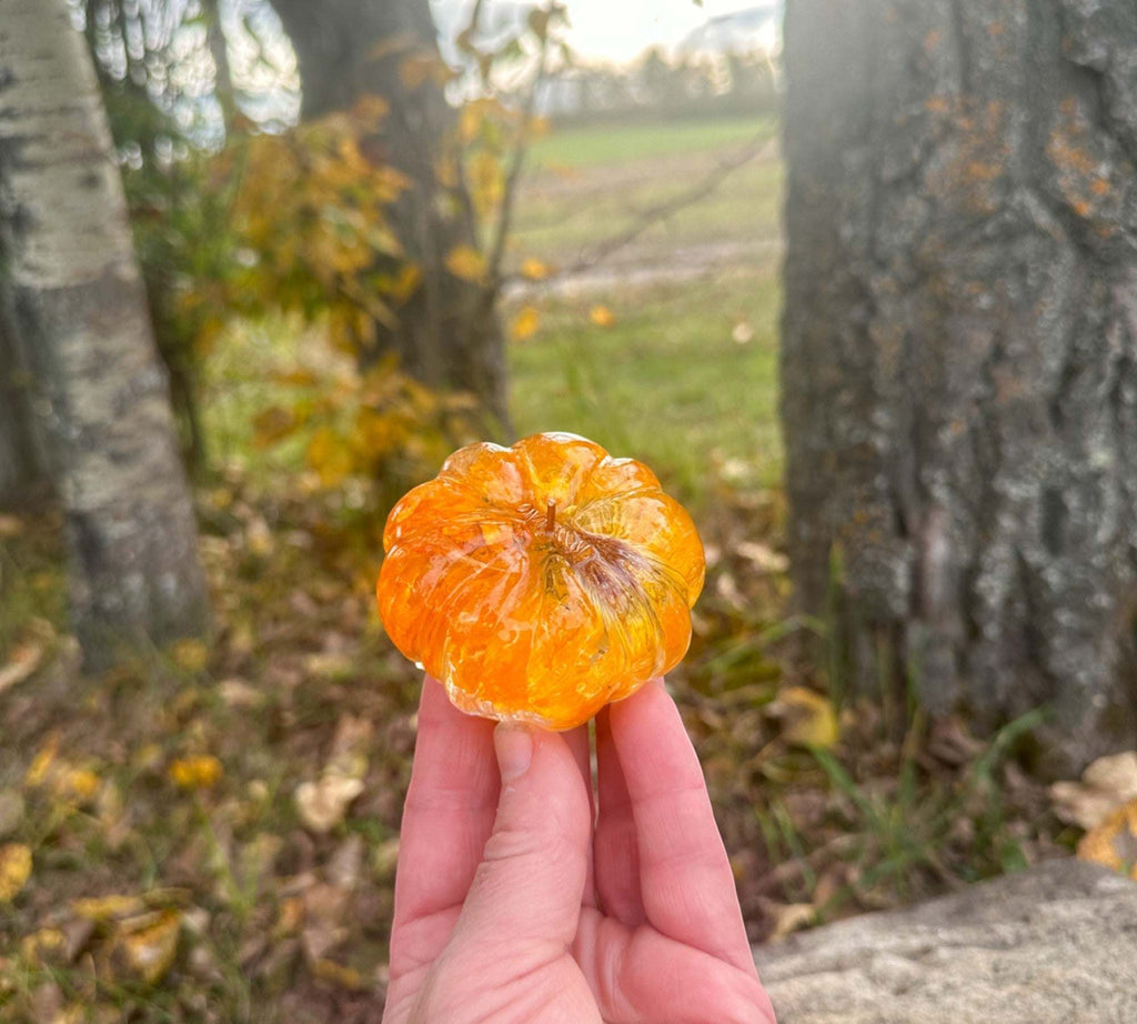Orange Bloom - Citrouilles en résine faites à la main avec des plantes oranges