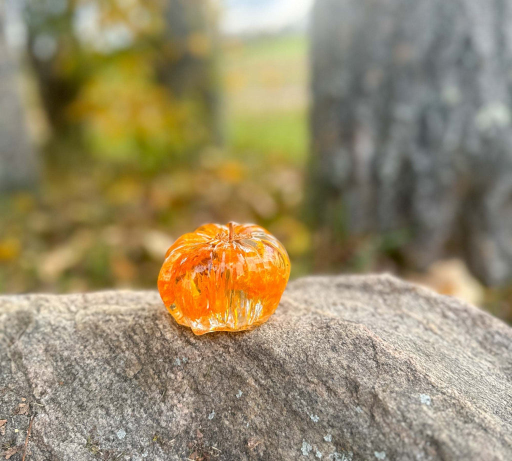 Citrouilles orange rayonnantes faites à la main en résine époxy : l'éclat automnal de la nature
