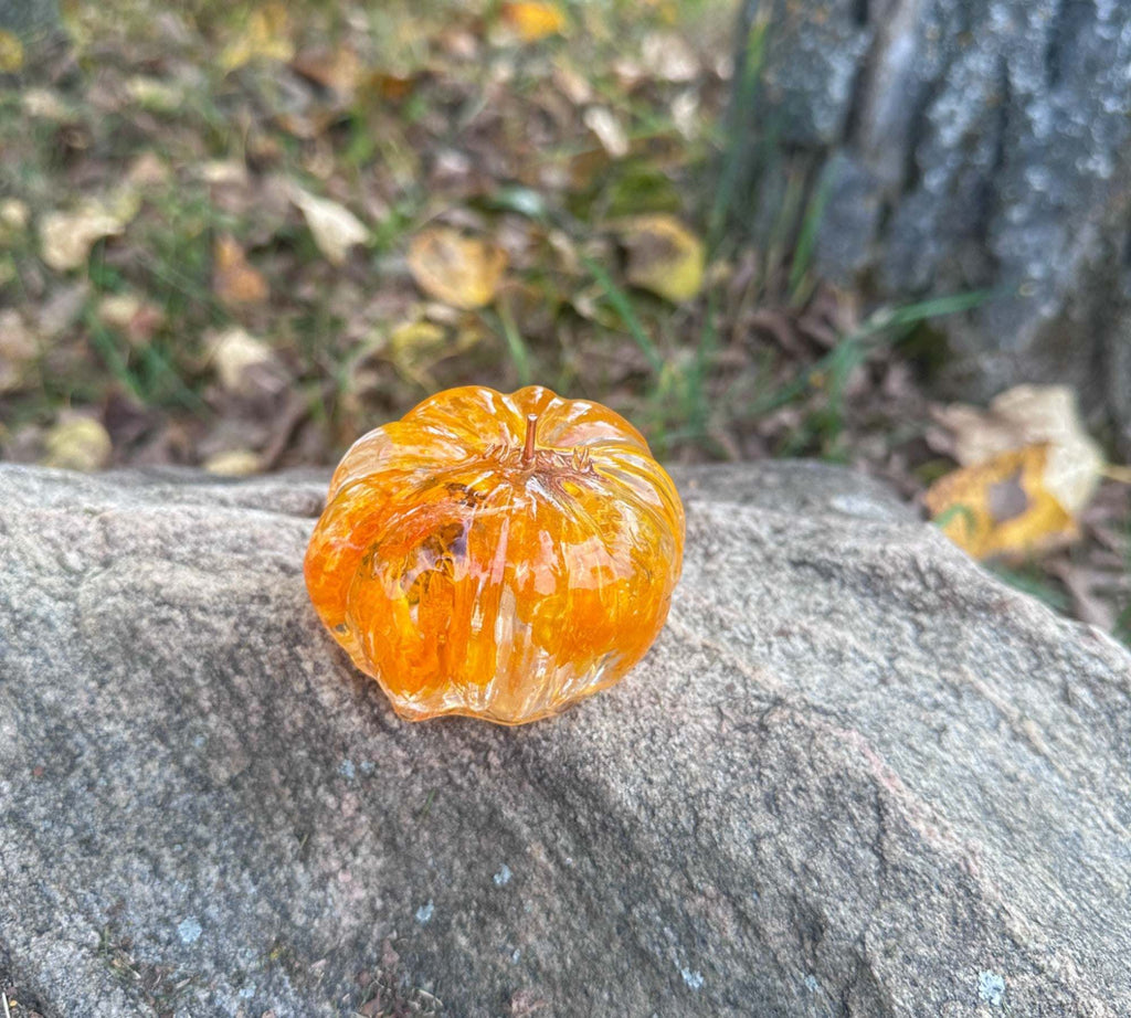 Citrouilles orange rayonnantes faites à la main en résine époxy : l'éclat automnal de la nature