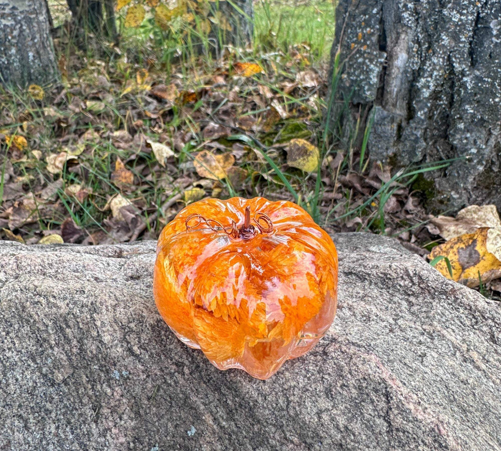 Orange Bloom - Citrouilles en résine faites à la main avec des plantes oranges