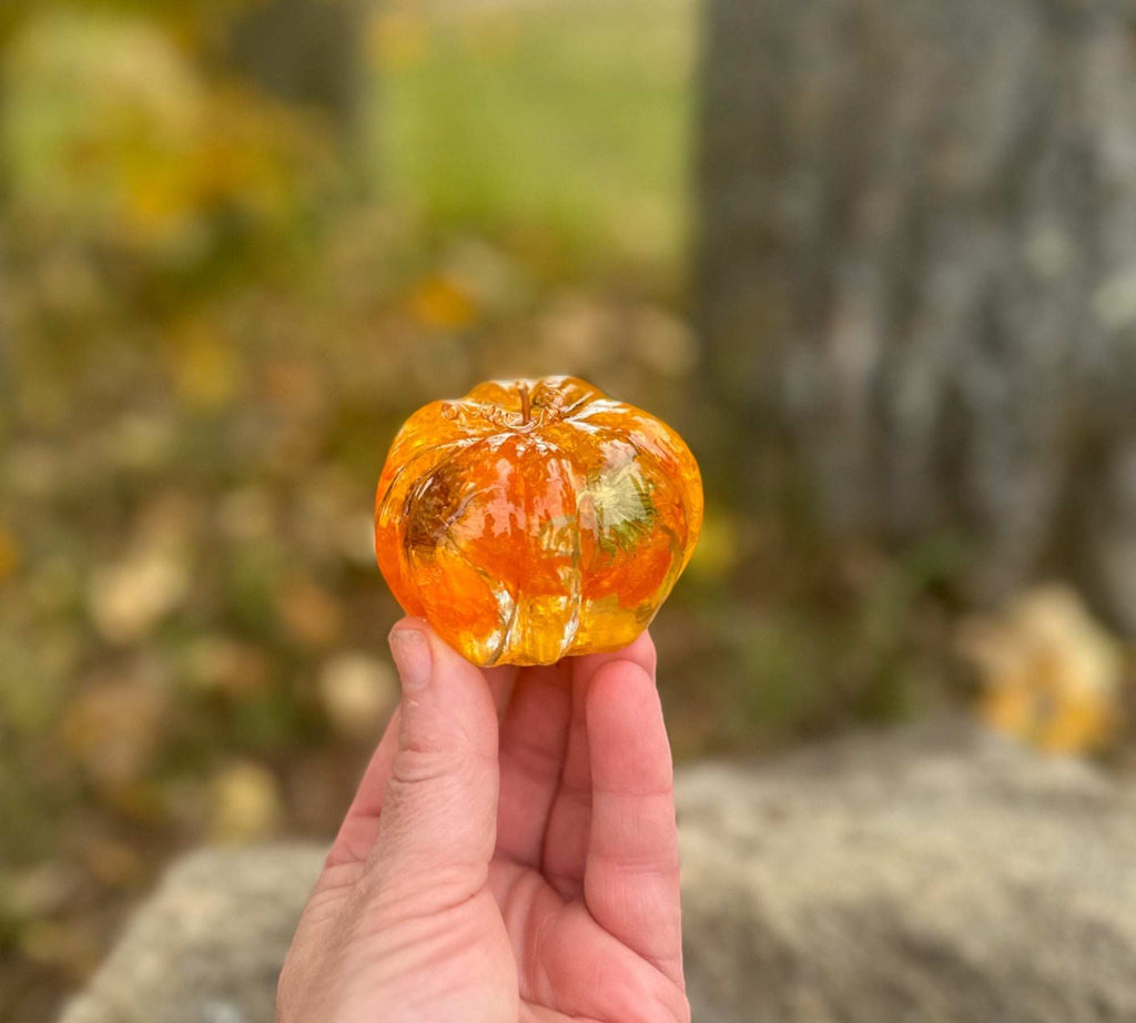 Citrouilles orange rayonnantes faites à la main en résine époxy : l'éclat automnal de la nature