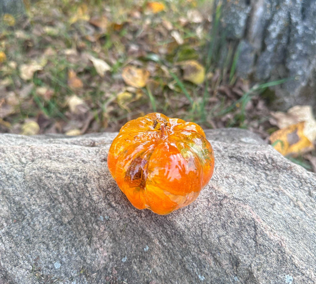 Citrouilles orange rayonnantes faites à la main en résine époxy : l'éclat automnal de la nature