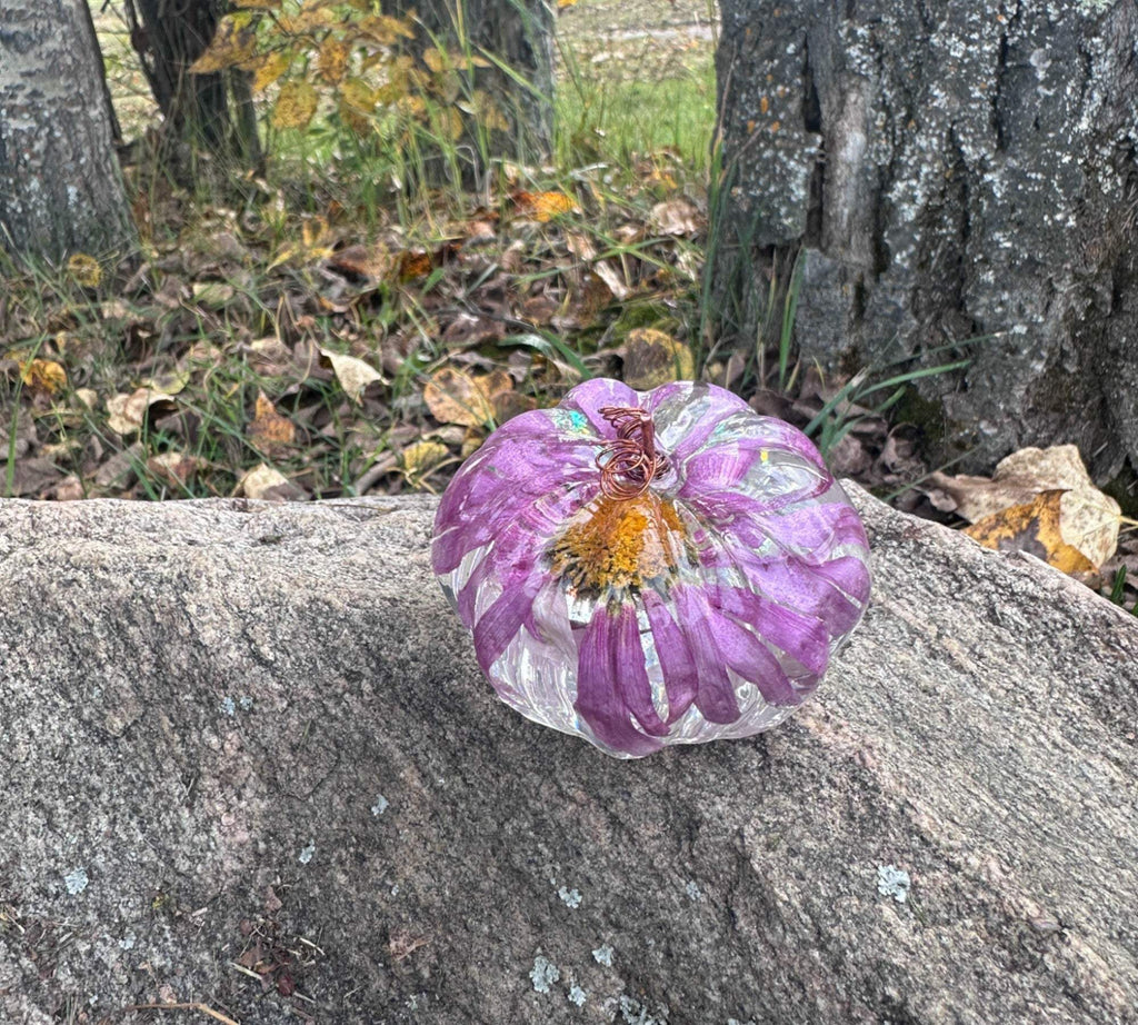 Purple Bloom - Citrouille en résine faite à la main avec de vraies fleurs séchées