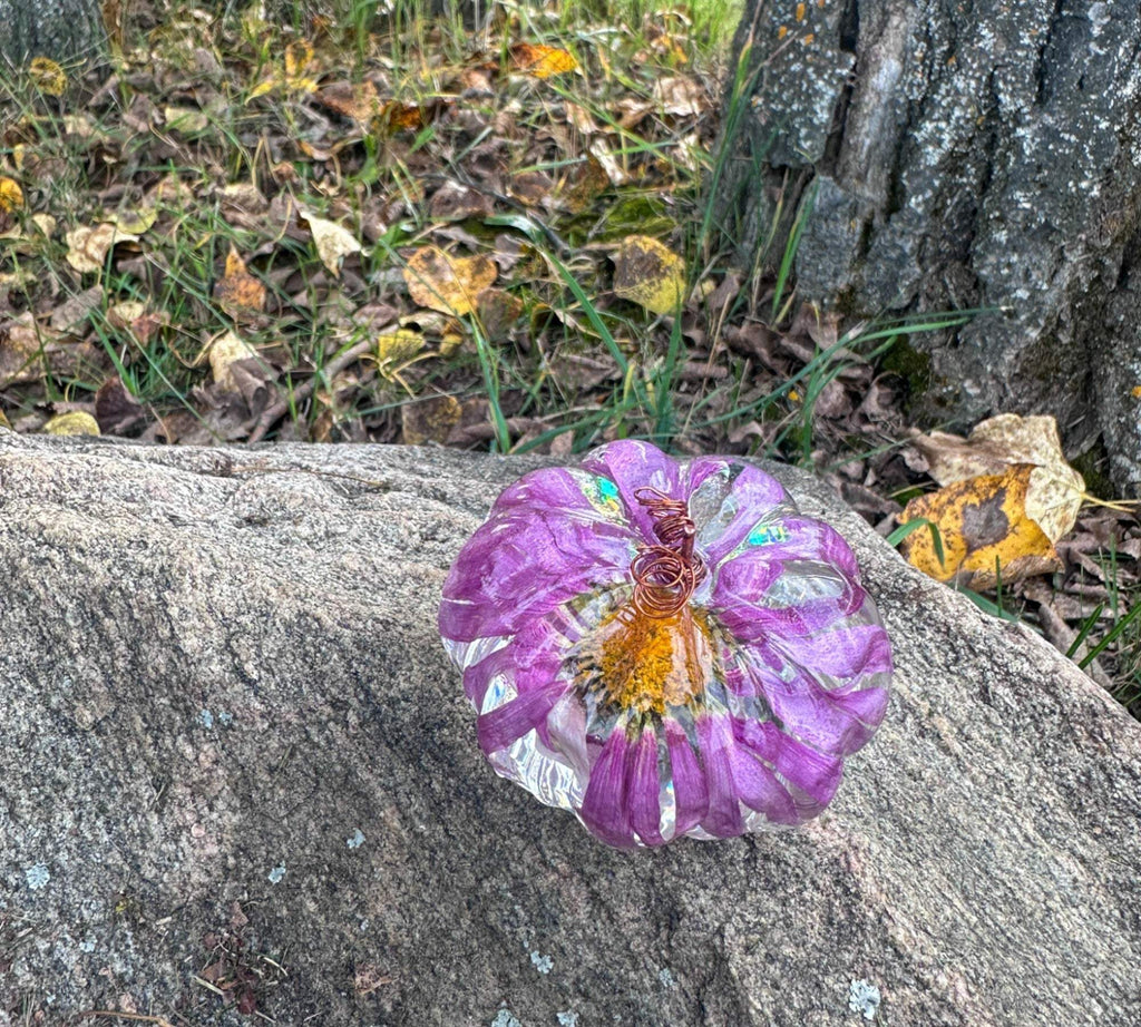 Purple Bloom - Citrouille en résine faite à la main avec de vraies fleurs séchées