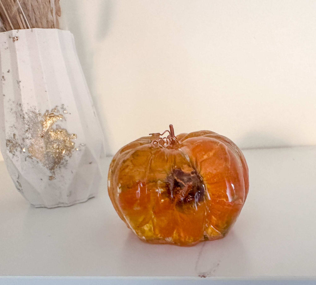 Citrouilles orange rayonnantes faites à la main en résine époxy : l'éclat automnal de la nature