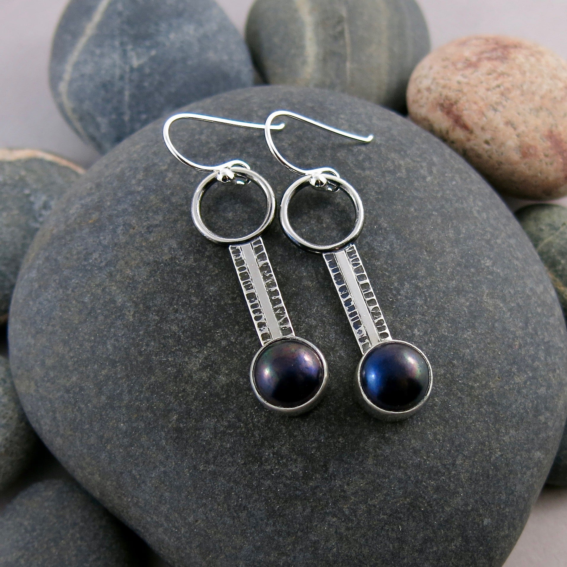 Boucles d'oreilles Pathways • Argent sterling et perles bouton noires