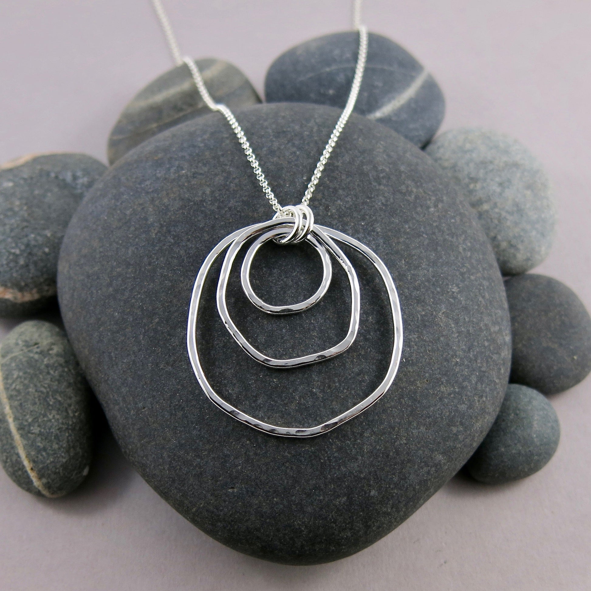 Collier Coast Nesting Trio • Collier en argent sterling à texture martelée de forme libre