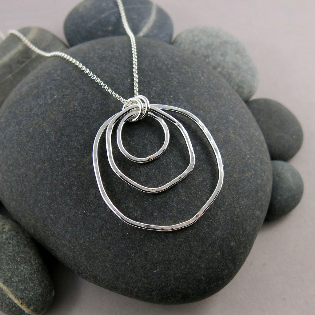 Collier Coast Nesting Trio • Collier en argent sterling à texture martelée de forme libre