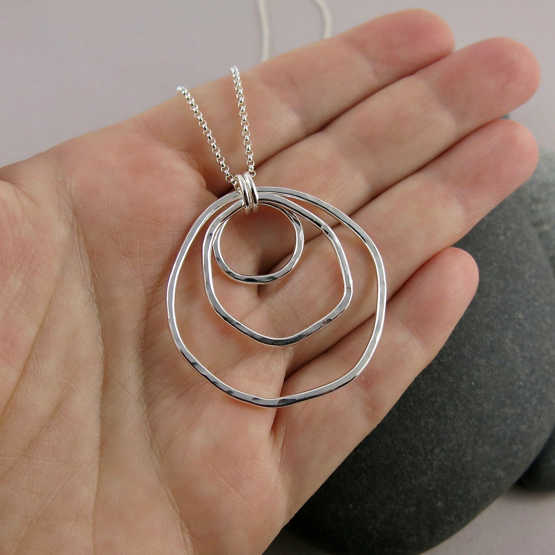 Collier Coast Nesting Trio • Collier en argent sterling à texture martelée de forme libre