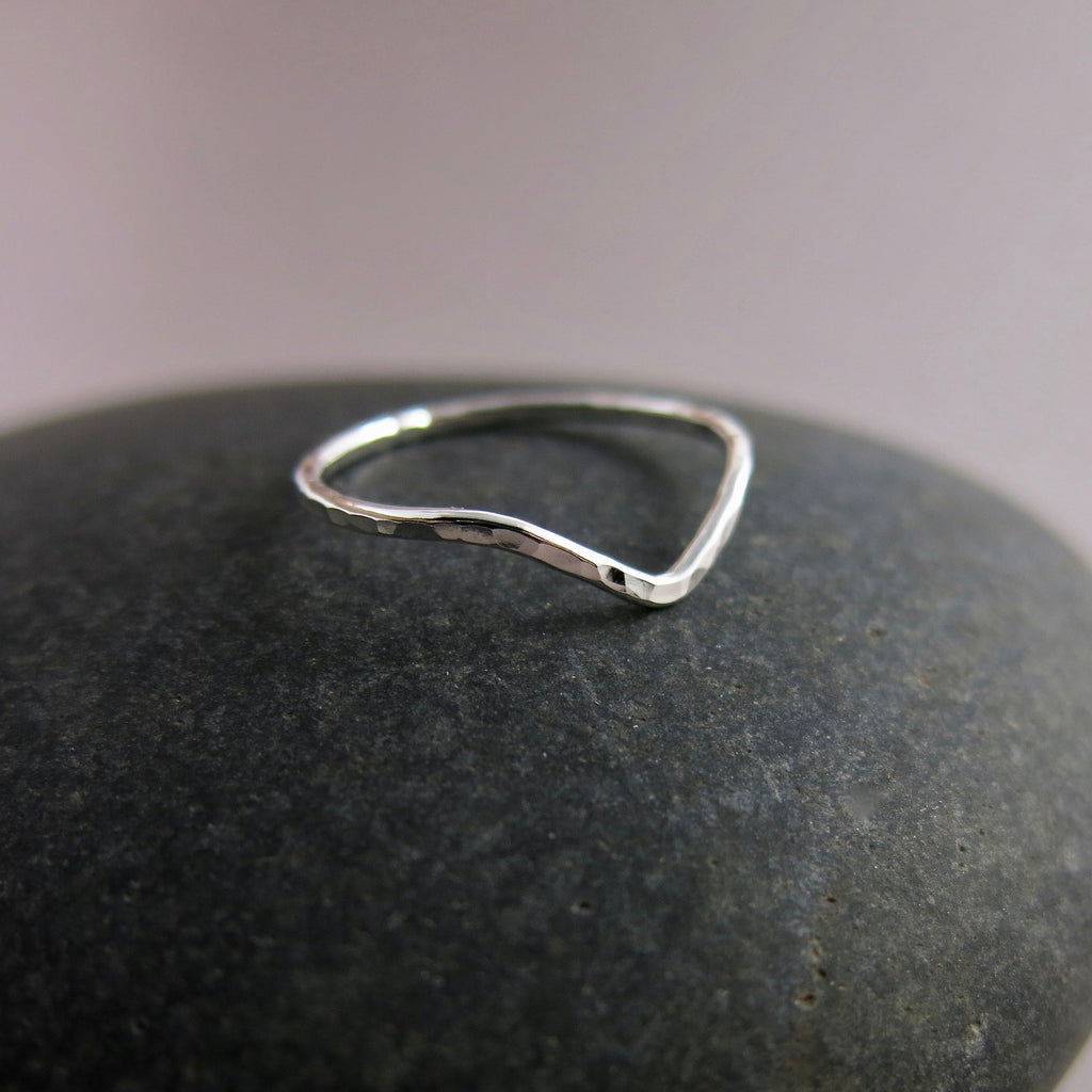 Bague empilable à chevrons • Bague en V en argent sterling texturé martelé