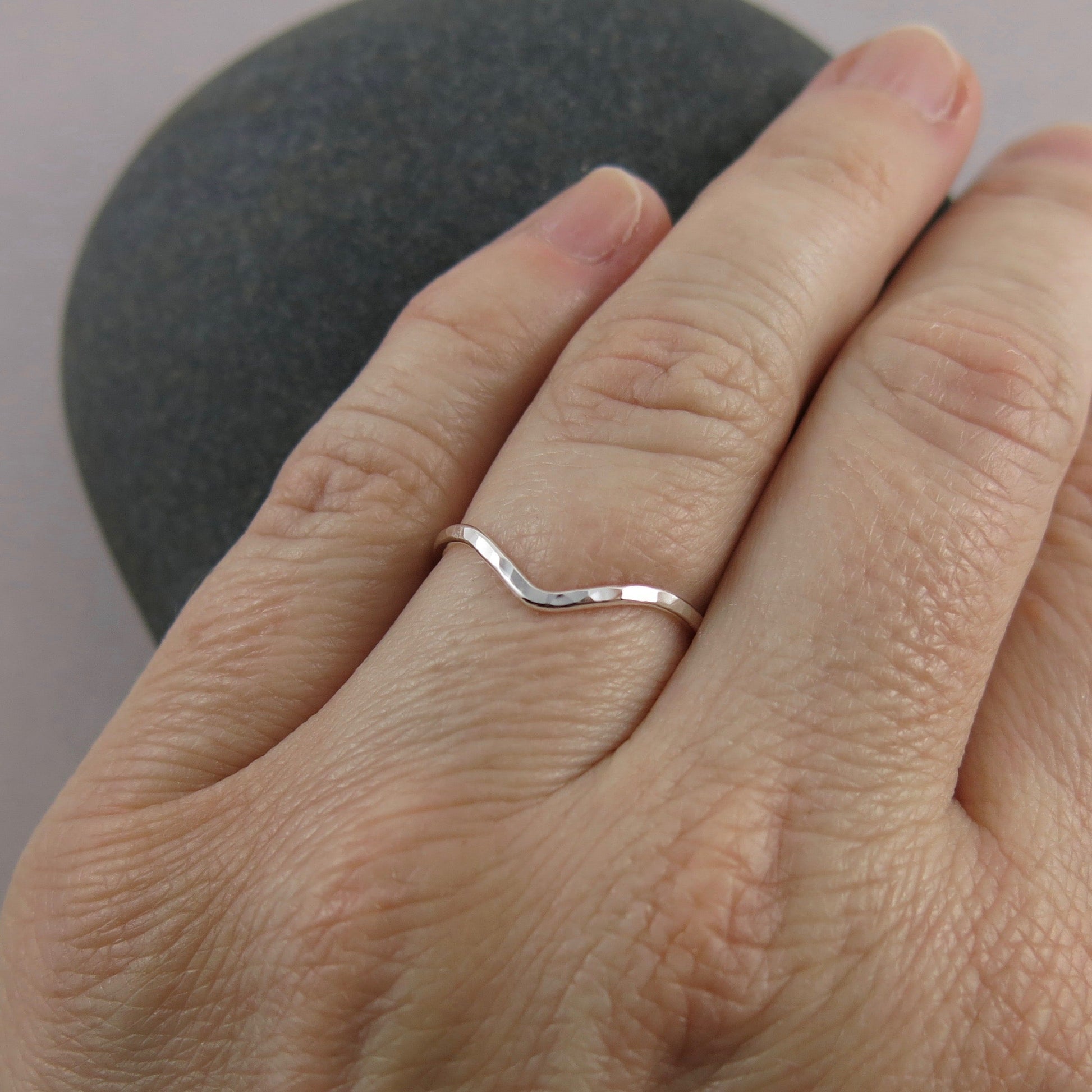 Bague empilable à chevrons • Bague en V en argent sterling texturé martelé