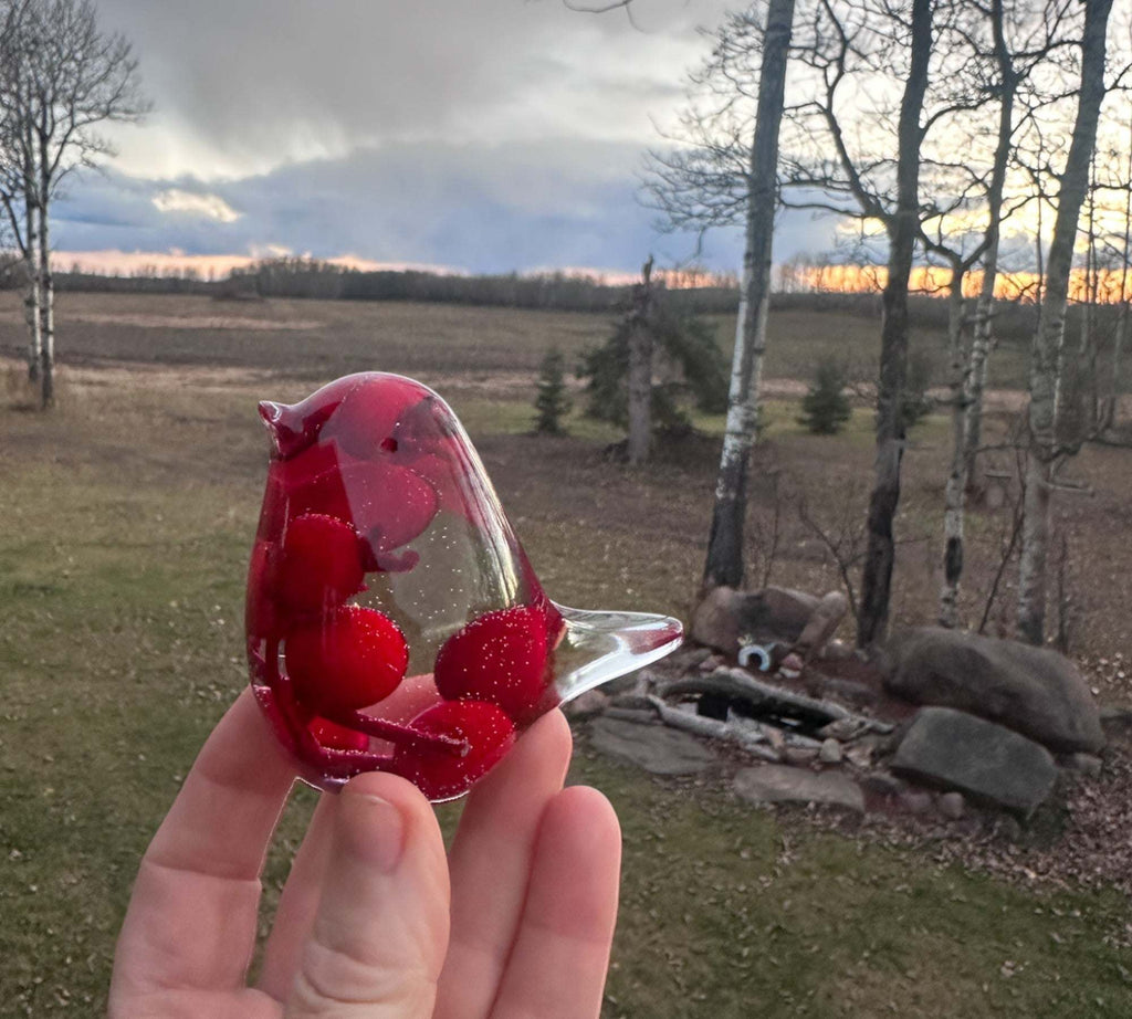 Oiseau chanteur aux baies rouges - Oiseau cardinal en résine fait main