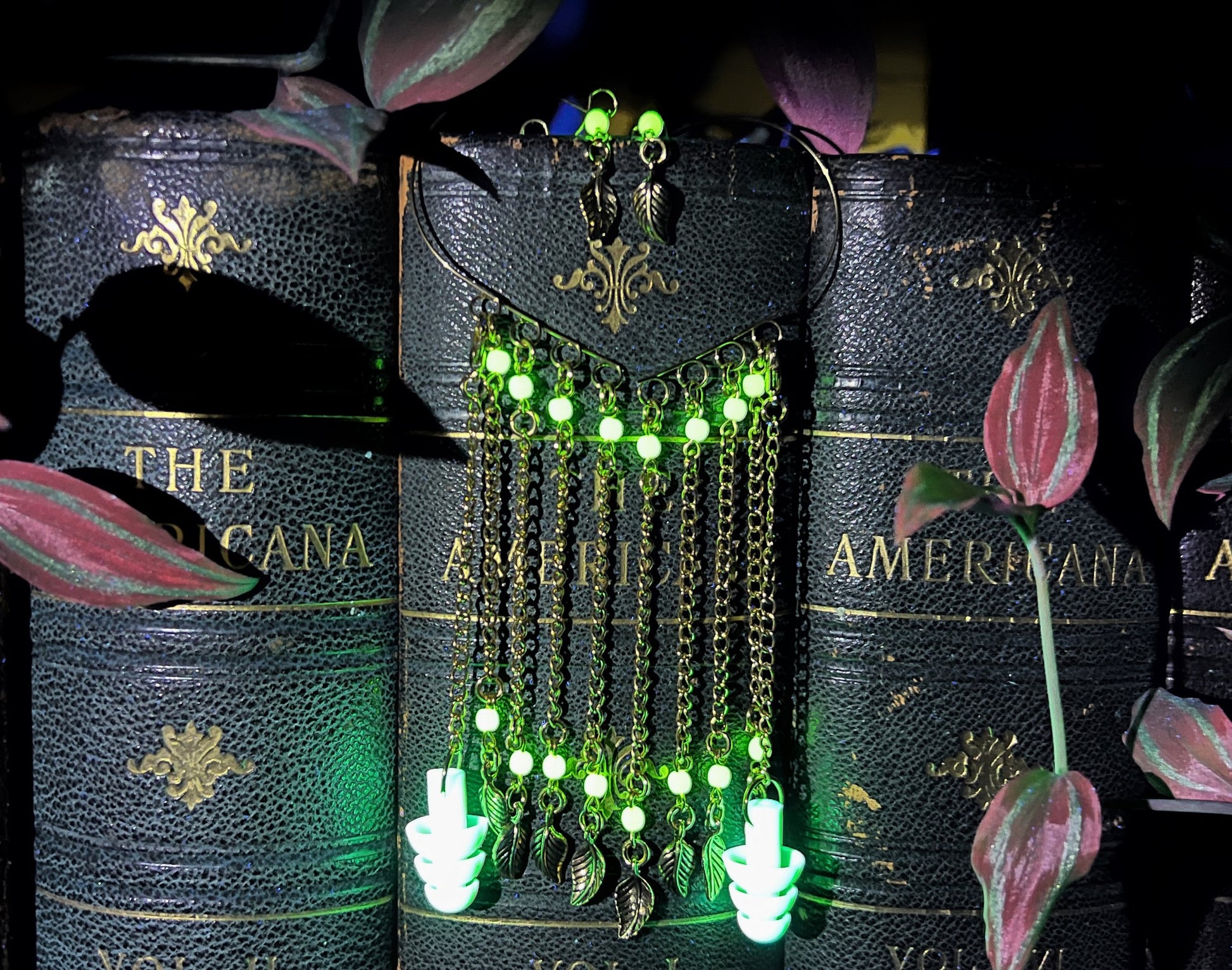 Bouchons d'oreilles en verre d'uranium tchèque vert pâle avec breloques en forme de feuille - Bijoux sensoriels pour la sensibilité sonore