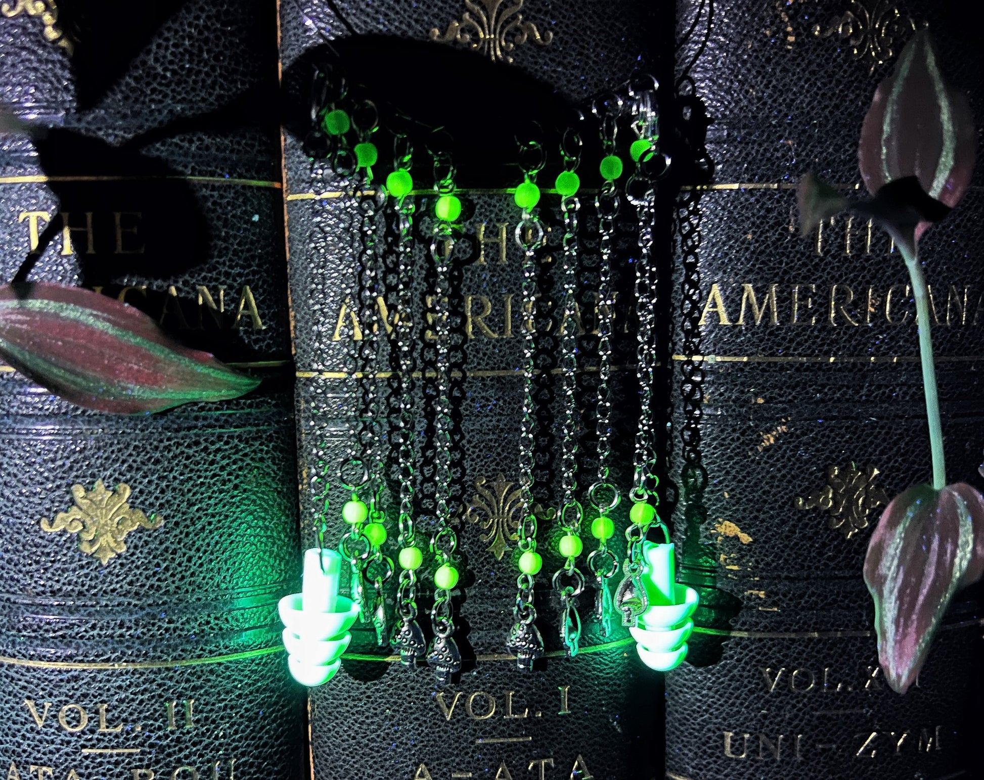 Bouchons d'oreilles en verre d'uranium tchèque, manchettes d'oreilles argentées avec petites breloques en forme de champignon - Bijoux sensoriels pour la sensibilité sonore