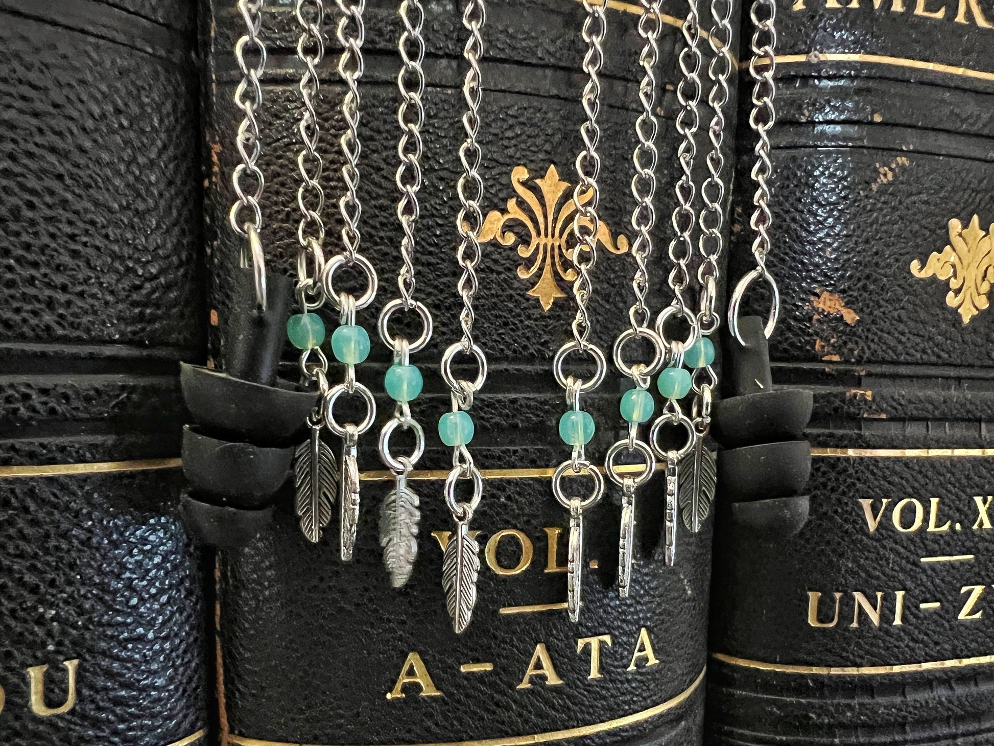 Bouchons d'oreilles en verre d'uranium bleu avec breloques en plumes - Bijoux sensoriels pour la sensibilité sonore