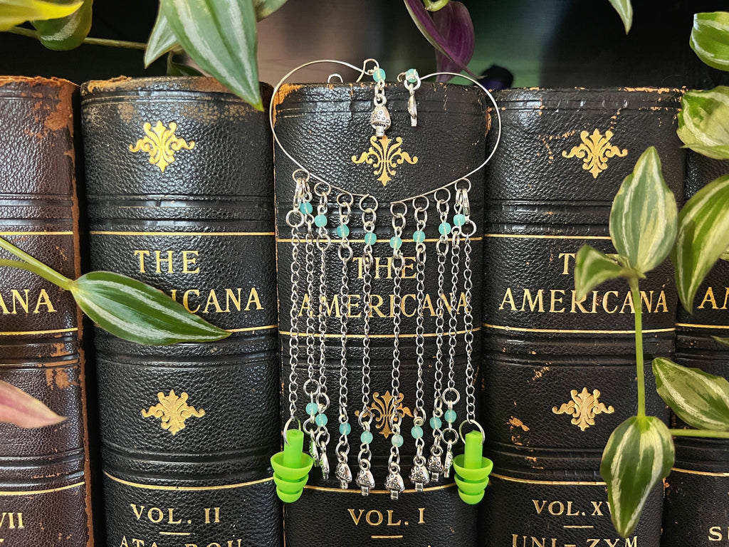 Bouchons d'oreilles en verre d'uranium tchèque, manchettes d'oreilles argentées avec petites breloques en forme de champignon - Bijoux sensoriels pour la sensibilité sonore