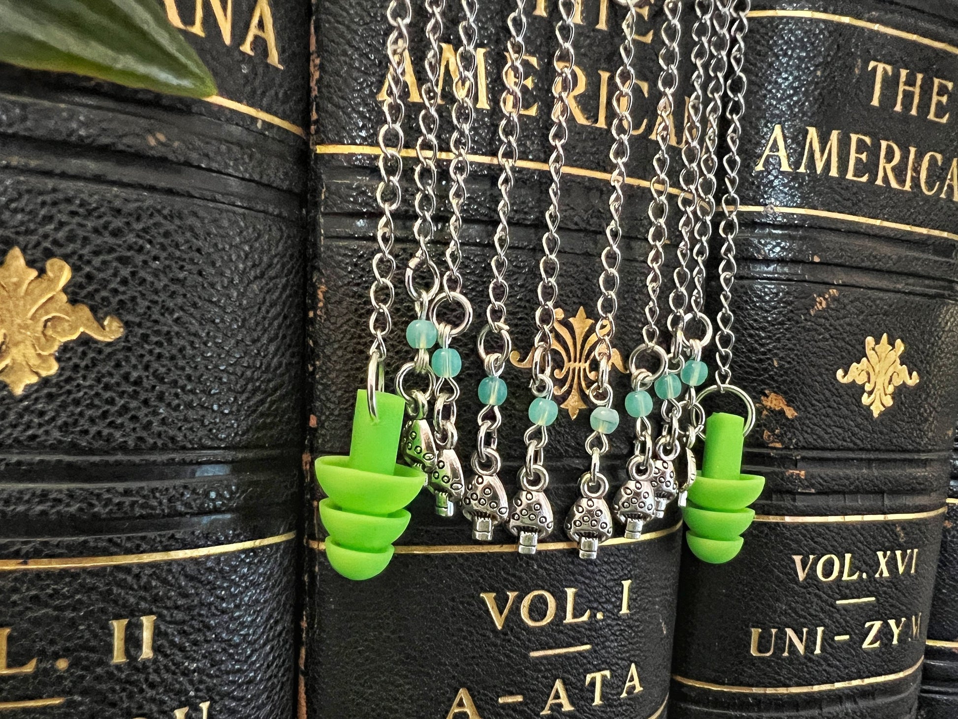 Bouchons d'oreilles en verre d'uranium tchèque, manchettes d'oreilles argentées avec petites breloques en forme de champignon - Bijoux sensoriels pour la sensibilité sonore