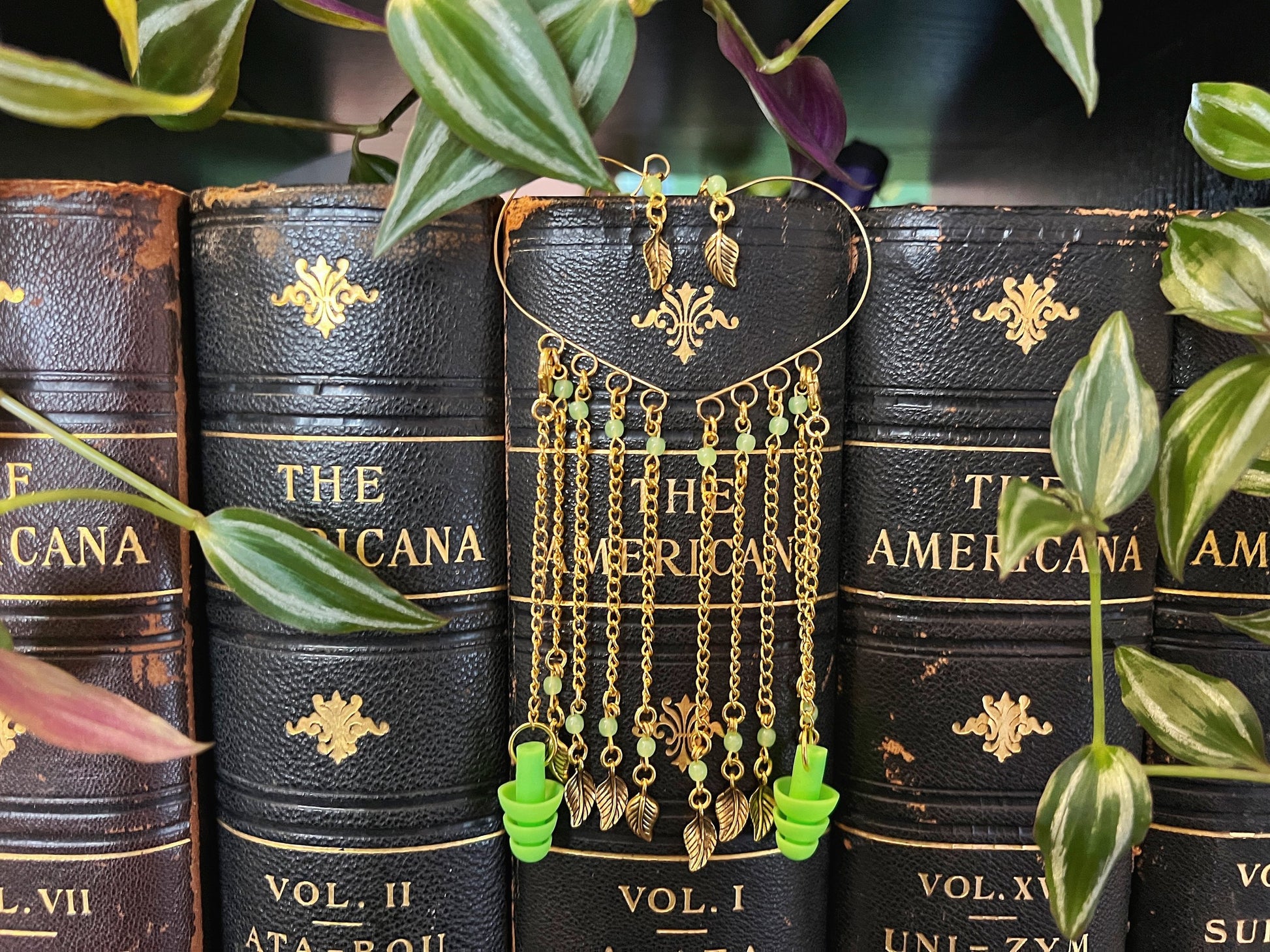 Bouchons d'oreilles en verre d'uranium tchèque vert pâle avec breloques en forme de feuille - Bijoux sensoriels pour la sensibilité sonore
