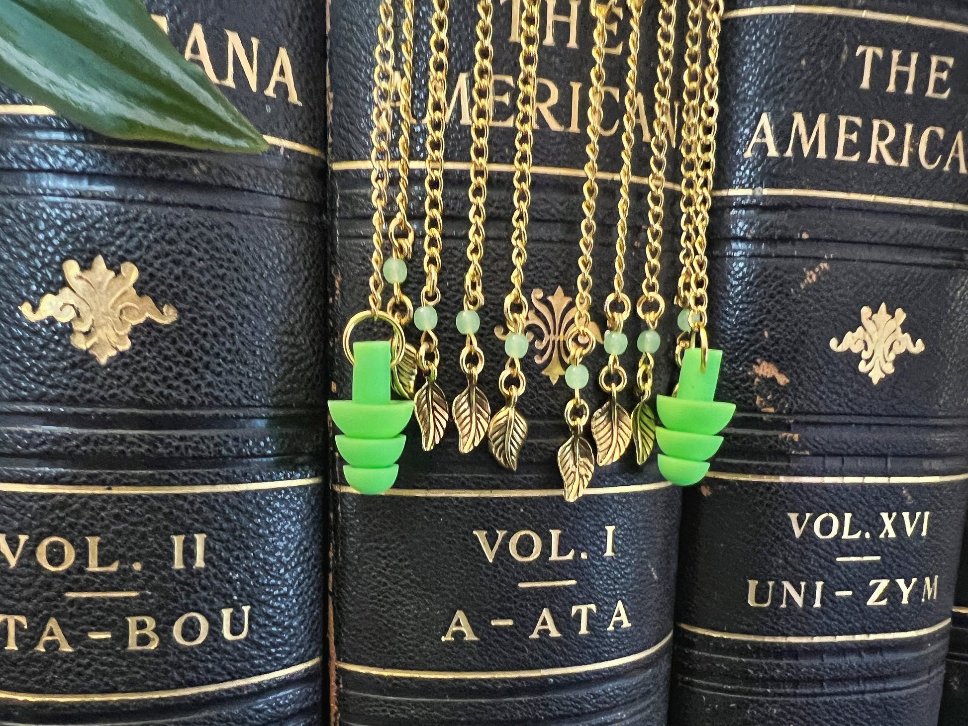 Bouchons d'oreilles en verre d'uranium tchèque vert pâle avec breloques en forme de feuille - Bijoux sensoriels pour la sensibilité sonore