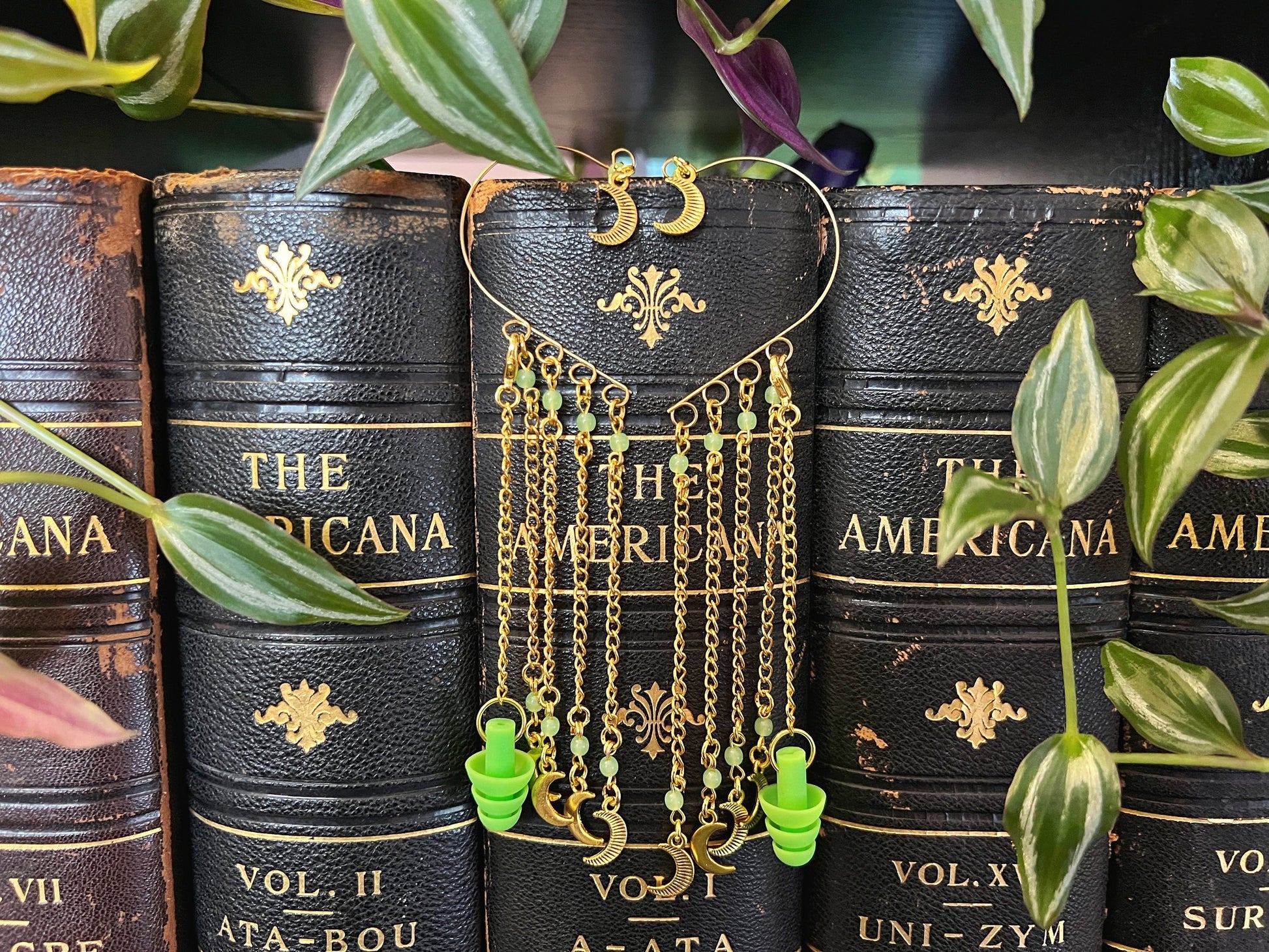 Bouchons d'oreilles en verre d'uranium tchèque Moons avec breloques en forme de lune - Bijoux sensoriels célestes pour la sensibilité sonore