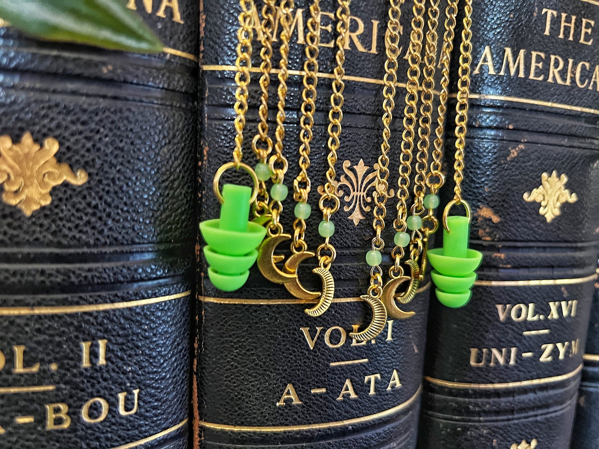 Bouchons d'oreilles en verre d'uranium tchèque Moons avec breloques en forme de lune - Bijoux sensoriels célestes pour la sensibilité sonore