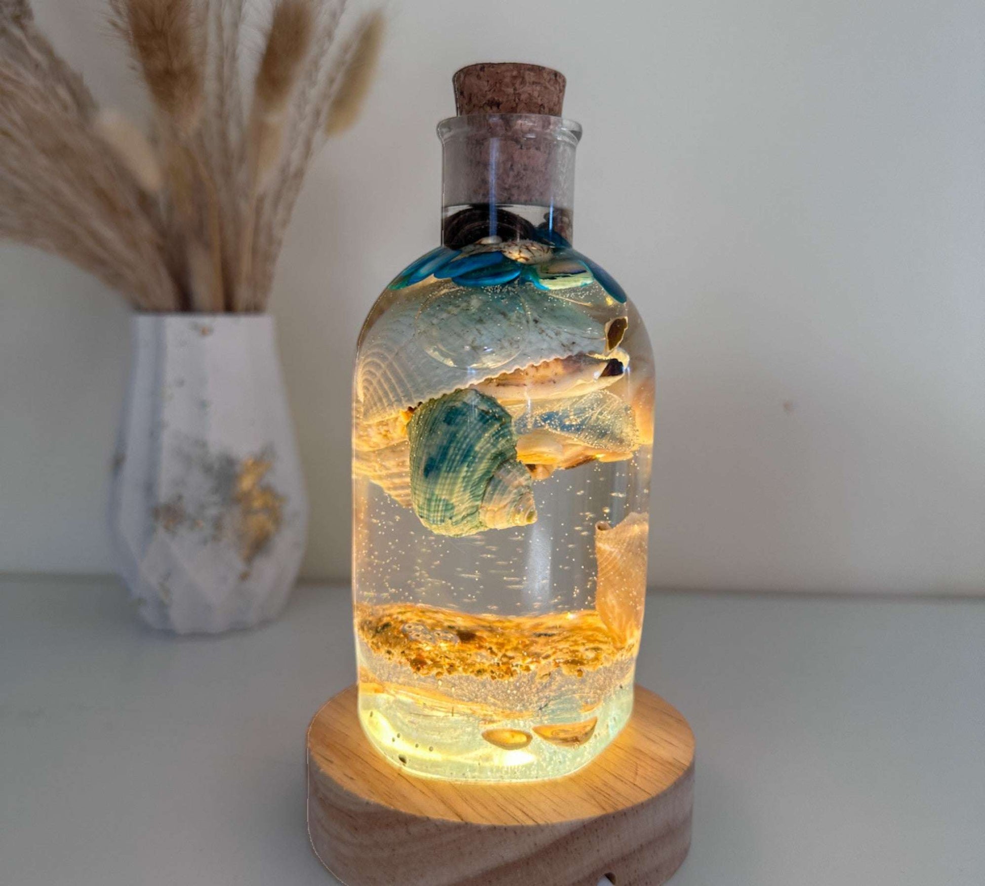 Plage en bouteille – Décoration de plage en résine faite main avec coquillages et sable