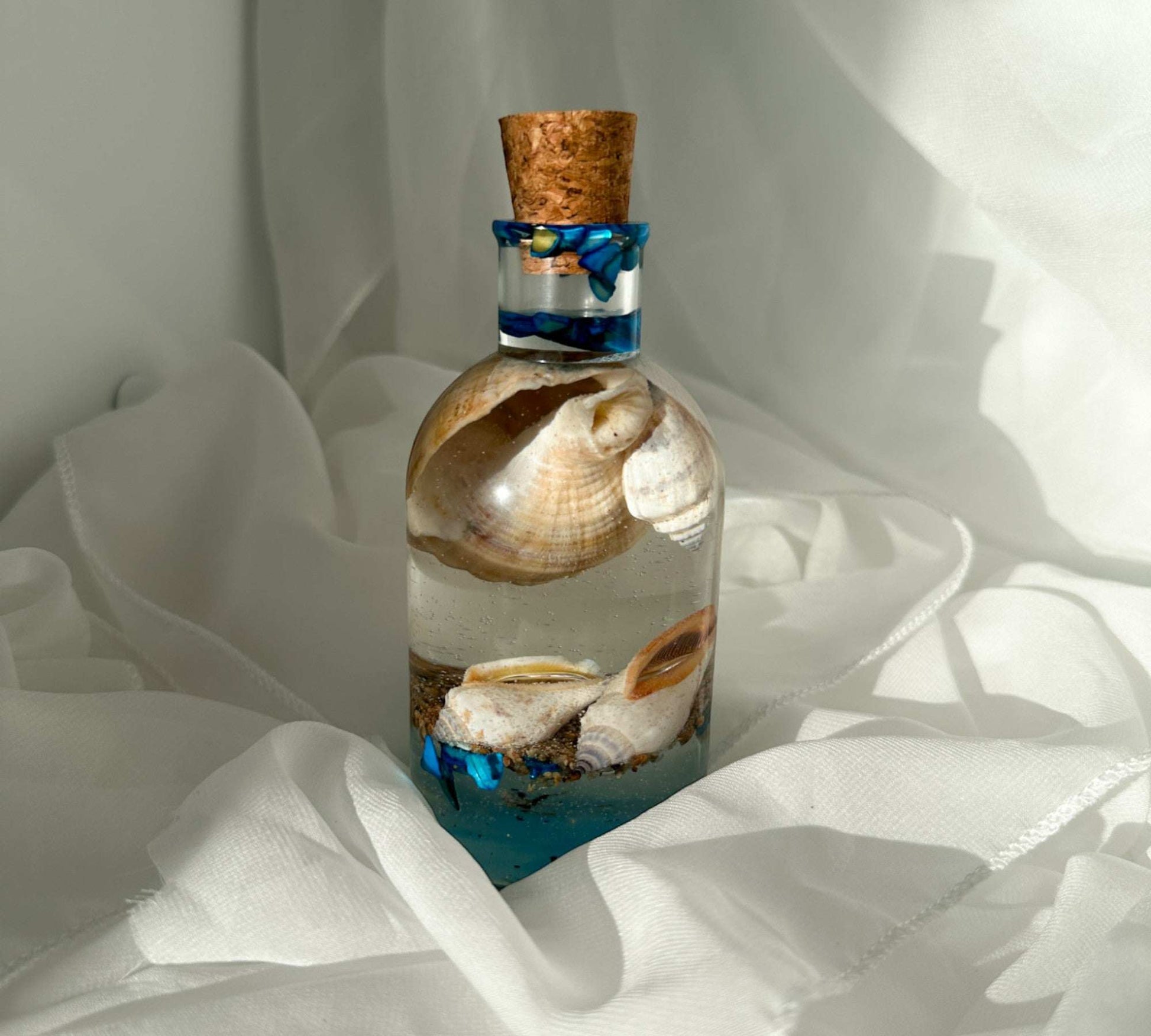 Plage en bouteille – Décoration de plage en résine faite main avec coquillages et sable