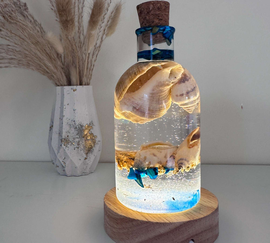 Plage en bouteille – Décoration de plage en résine faite main avec coquillages et sable