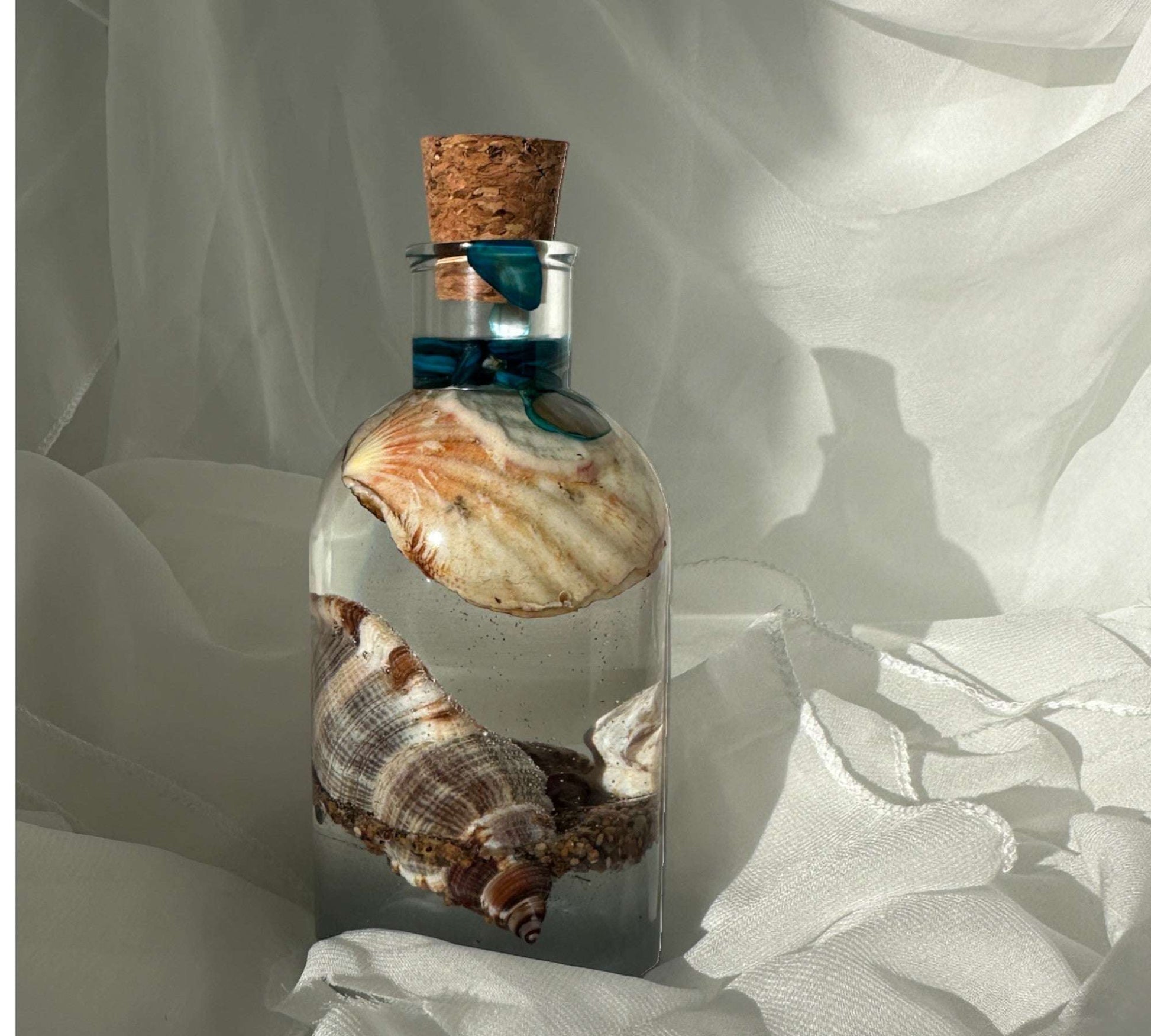 Plage en bouteille – Décoration de plage en résine faite main avec coquillages et sable