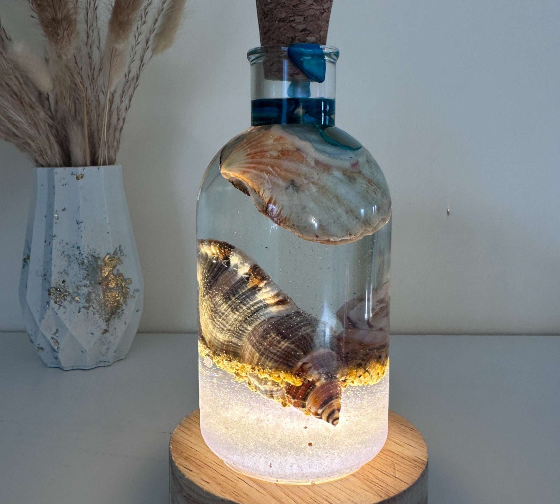 Plage en bouteille – Décoration de plage en résine faite main avec coquillages et sable